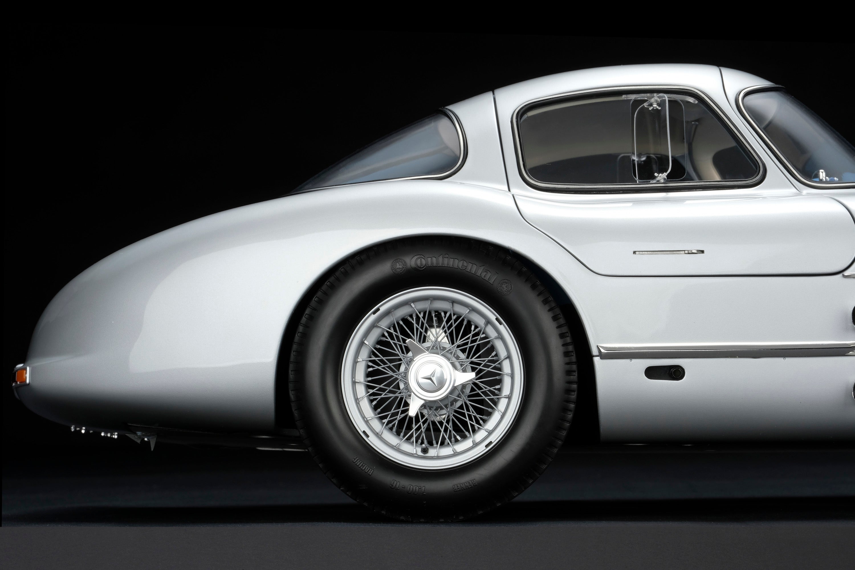 Amalgam 1:8 scale Mercedes 300SLR Uhlenhaut