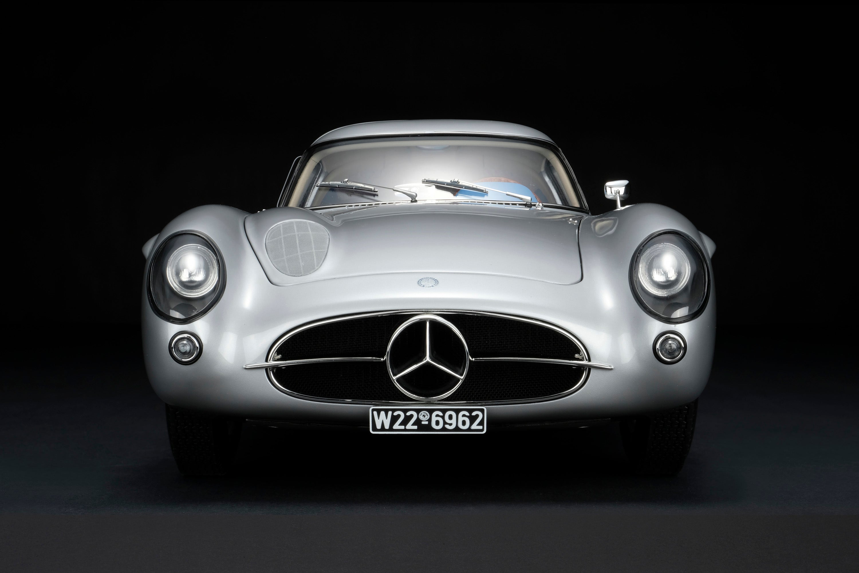 Amalgam 1:8 scale Mercedes 300SLR Uhlenhaut