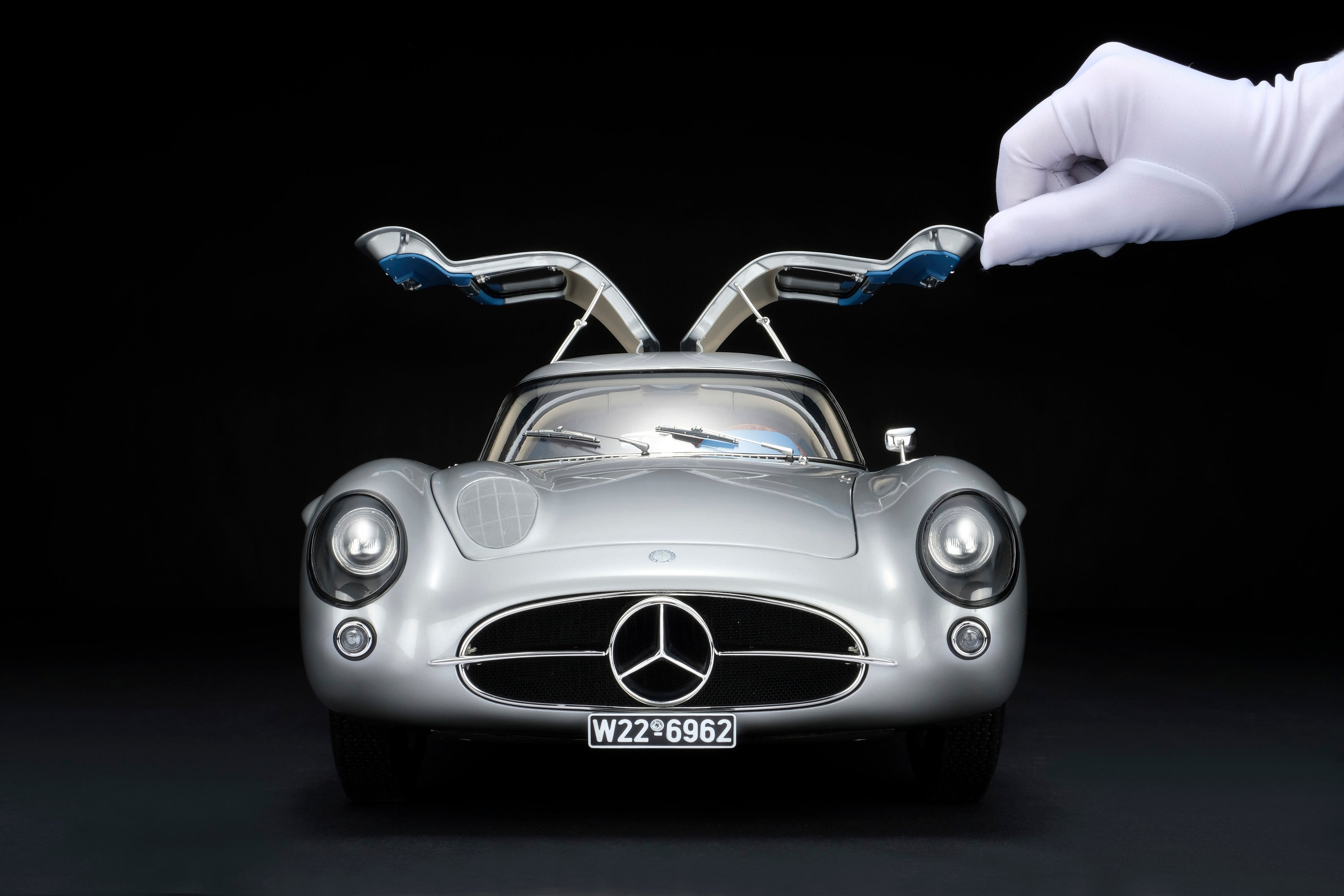 Amalgam 1:8 scale Mercedes 300SLR Uhlenhaut