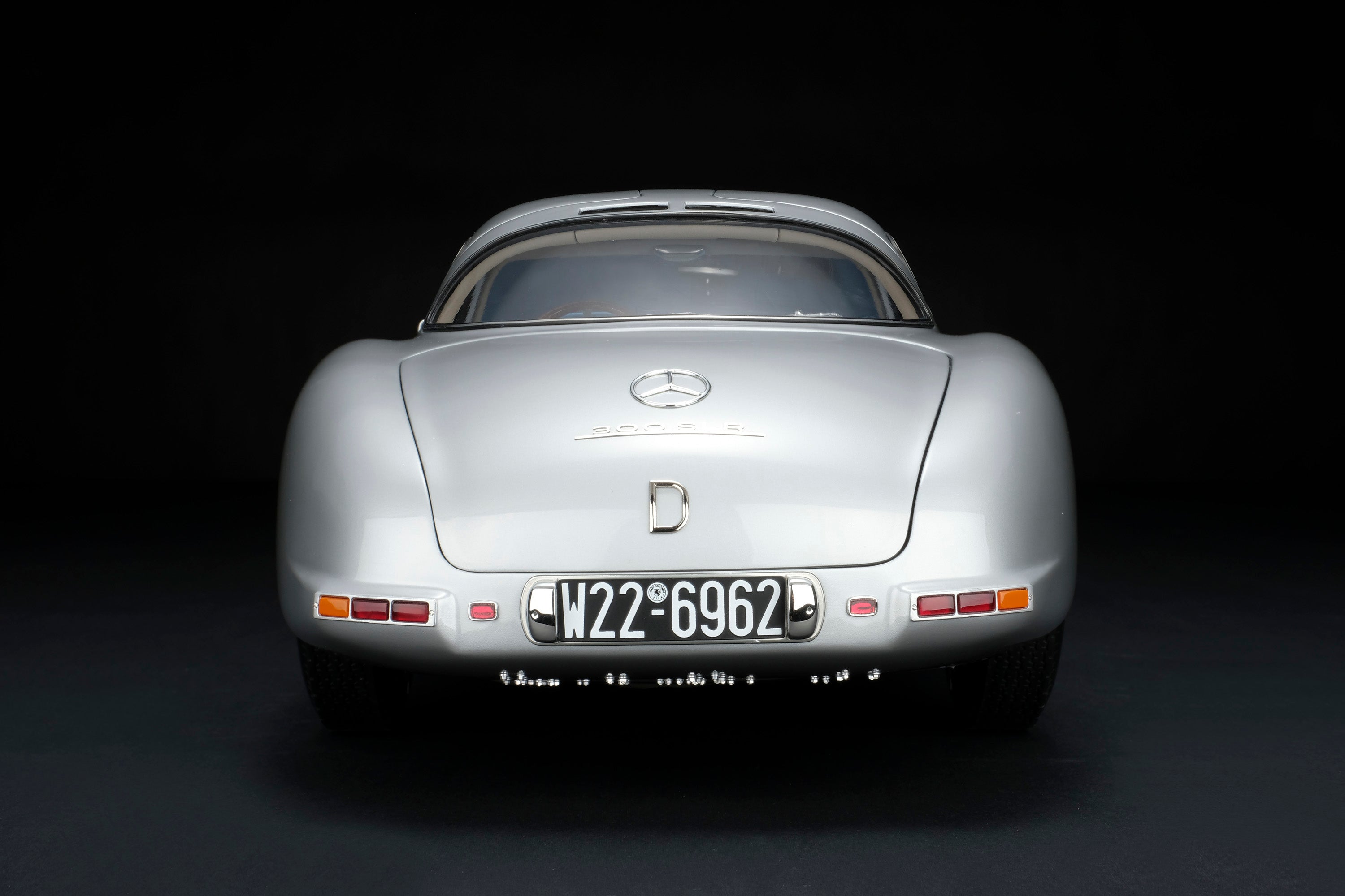 Amalgam 1:8 scale Mercedes 300SLR Uhlenhaut