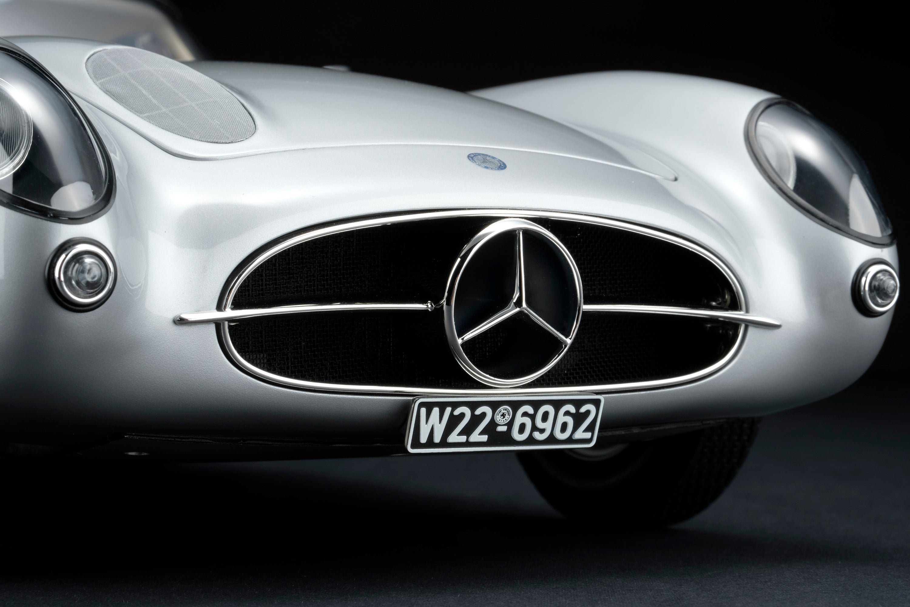 Amalgam 1:8 scale Mercedes 300SLR Uhlenhaut
