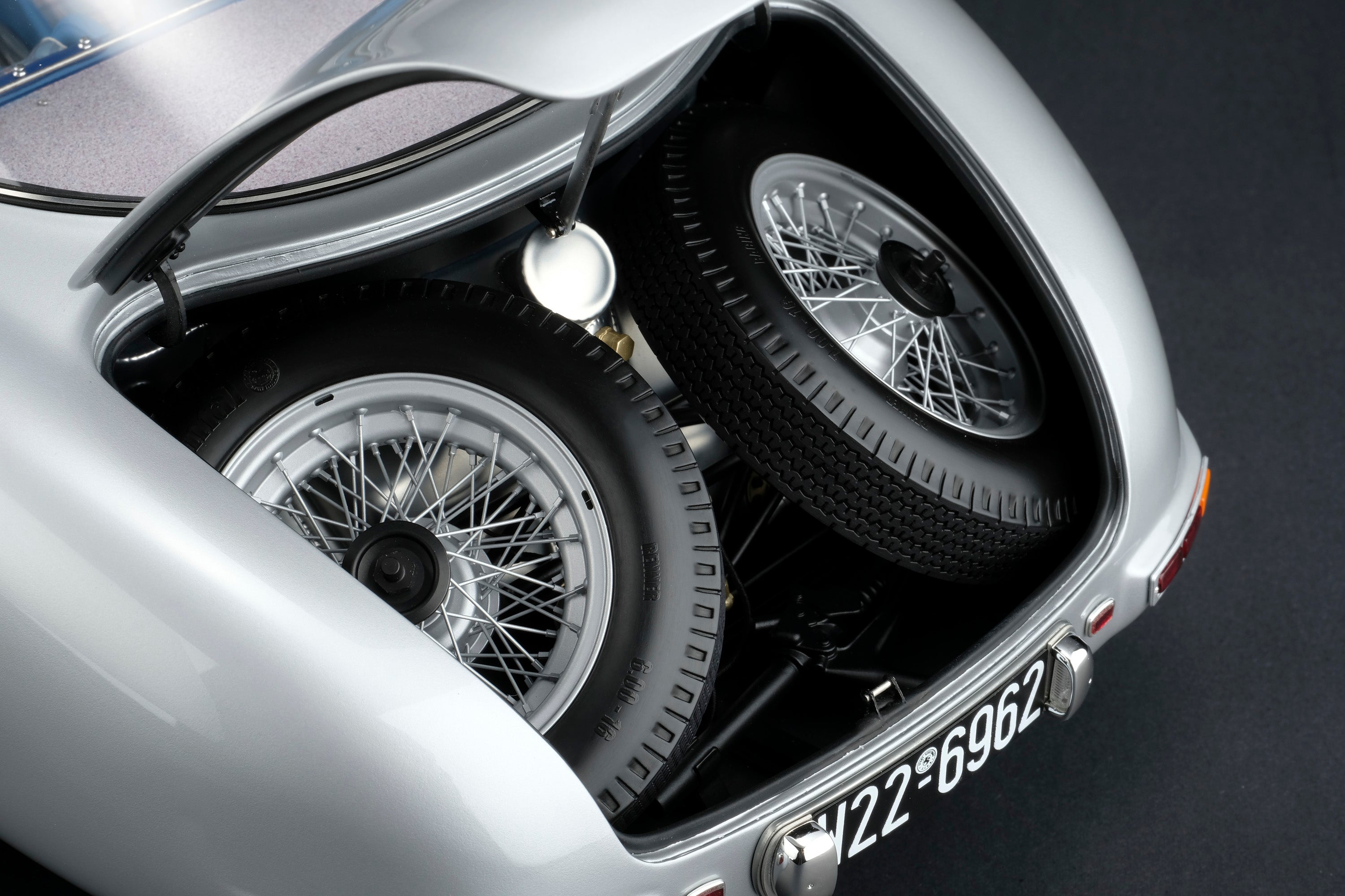 Amalgam 1:8 scale Mercedes 300SLR Uhlenhaut