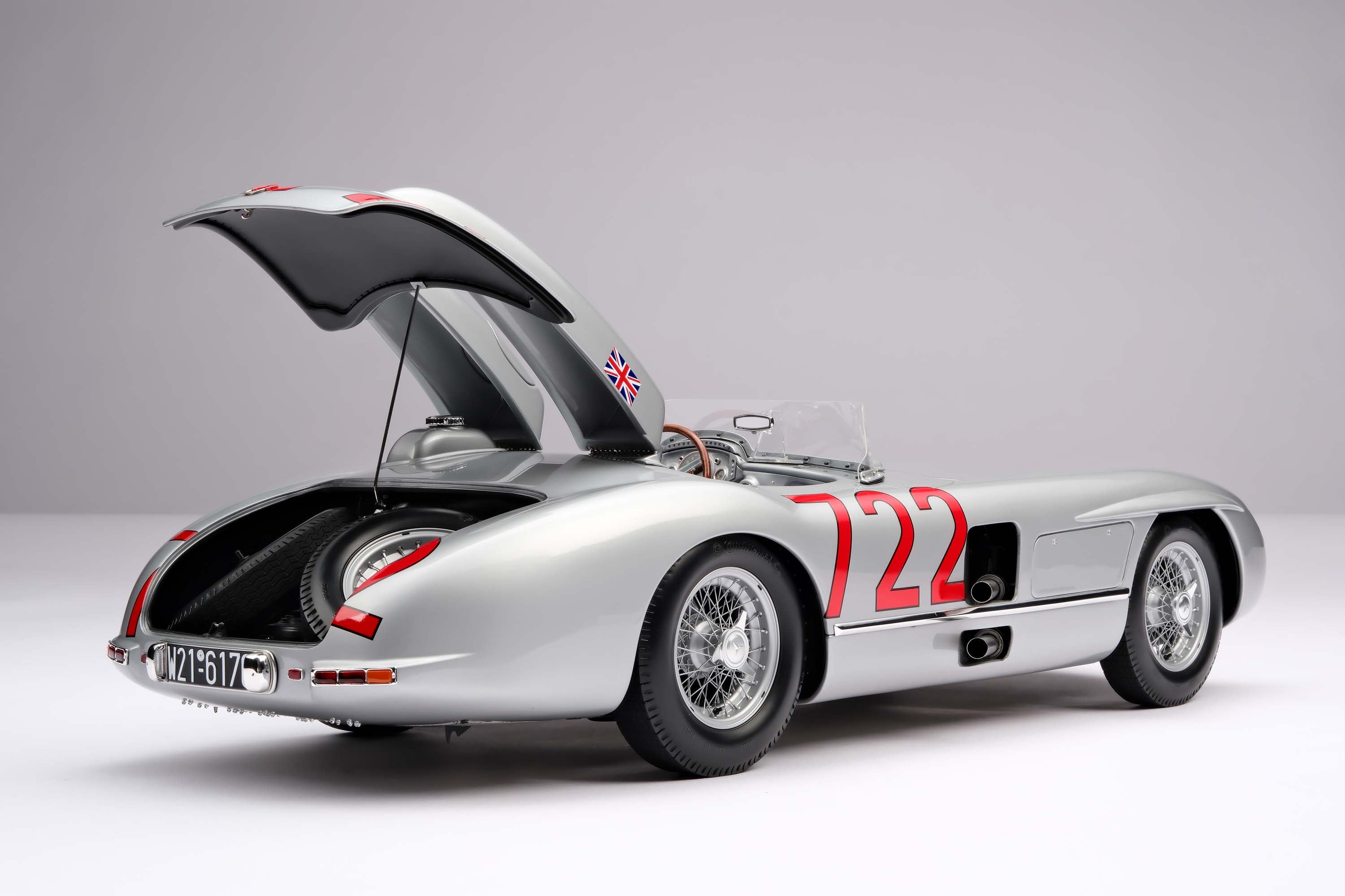 Amalgam 1:8 scale Mercedes 300SLR #722 Moss Mille Miglia