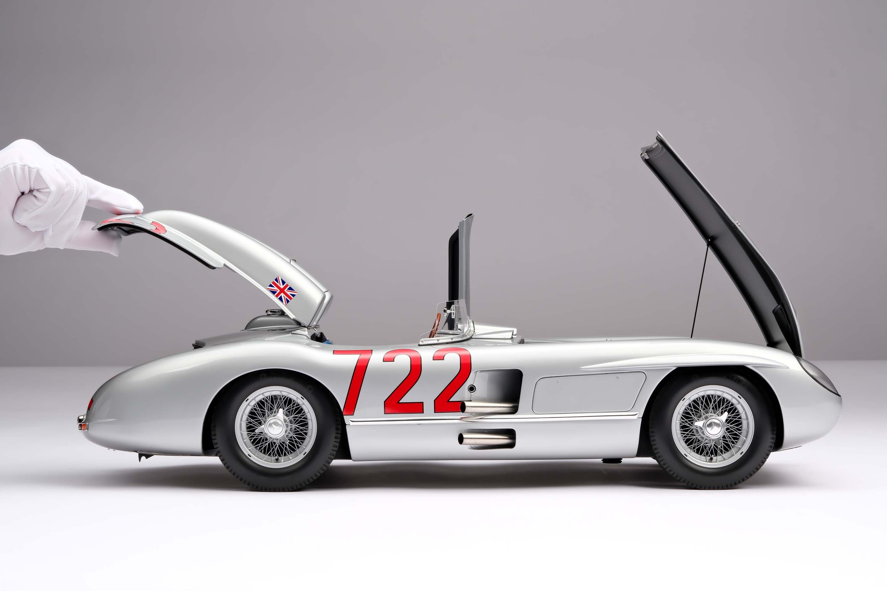 Amalgam 1:8 scale Mercedes 300SLR #722 Moss Mille Miglia