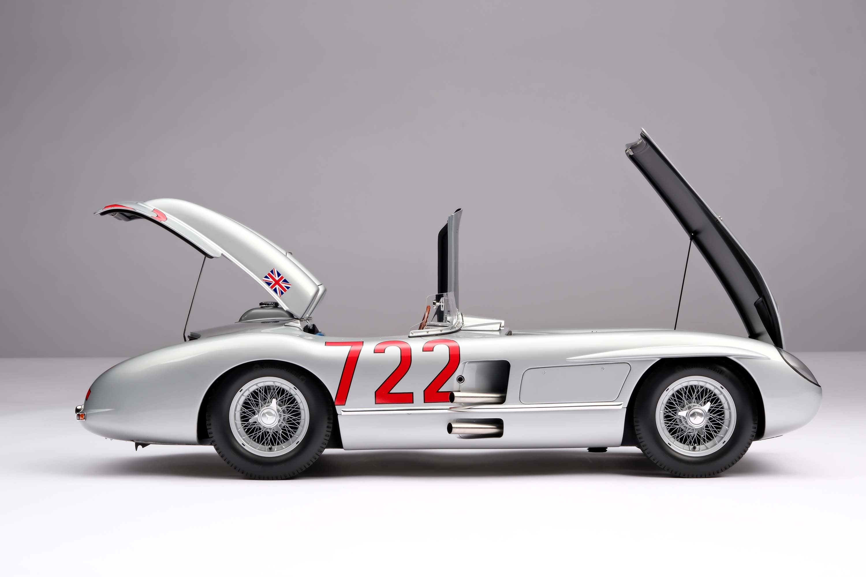 Amalgam 1:8 scale Mercedes 300SLR #722 Moss Mille Miglia
