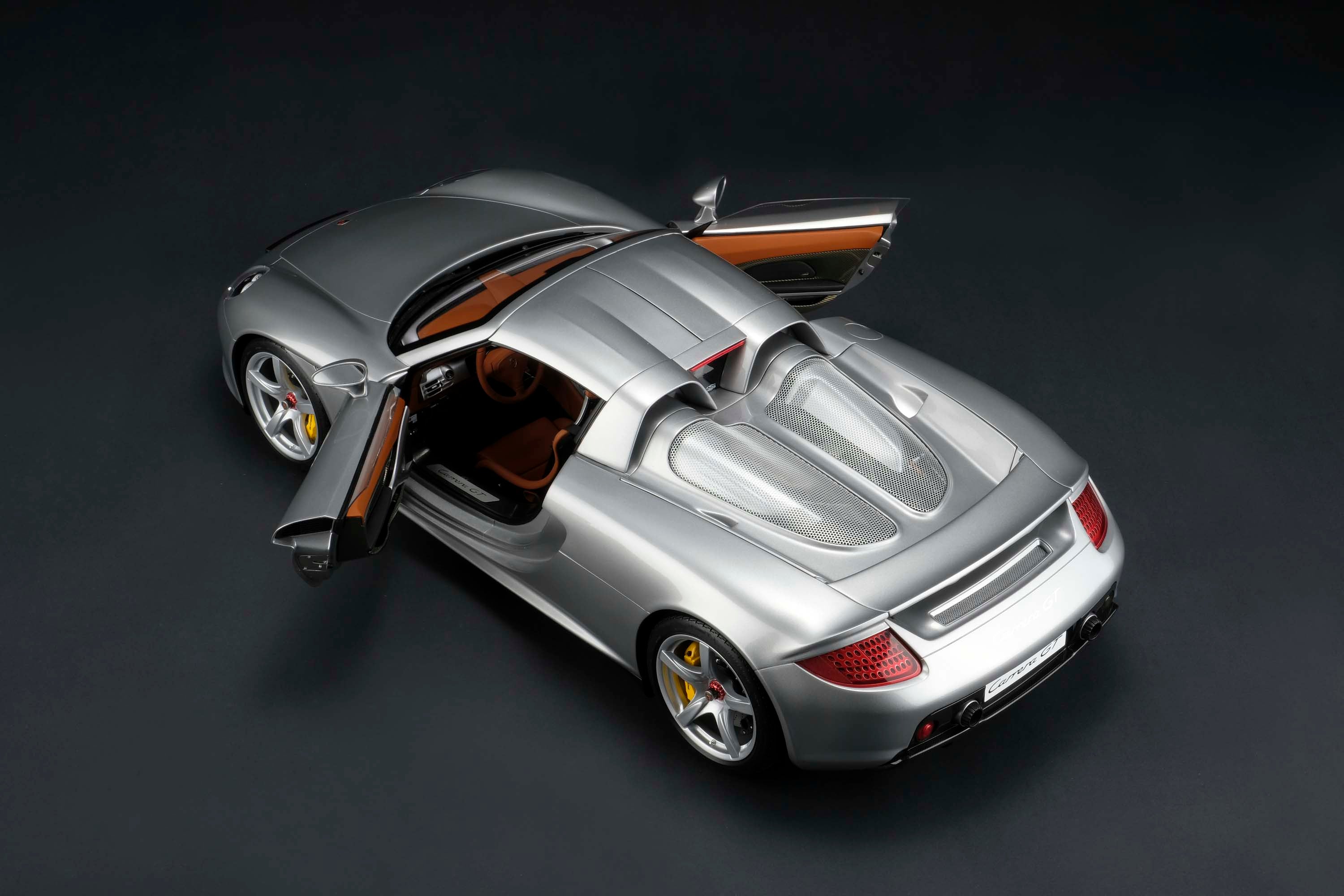 Amalgam 1:8 scale Porsche Carrera GT