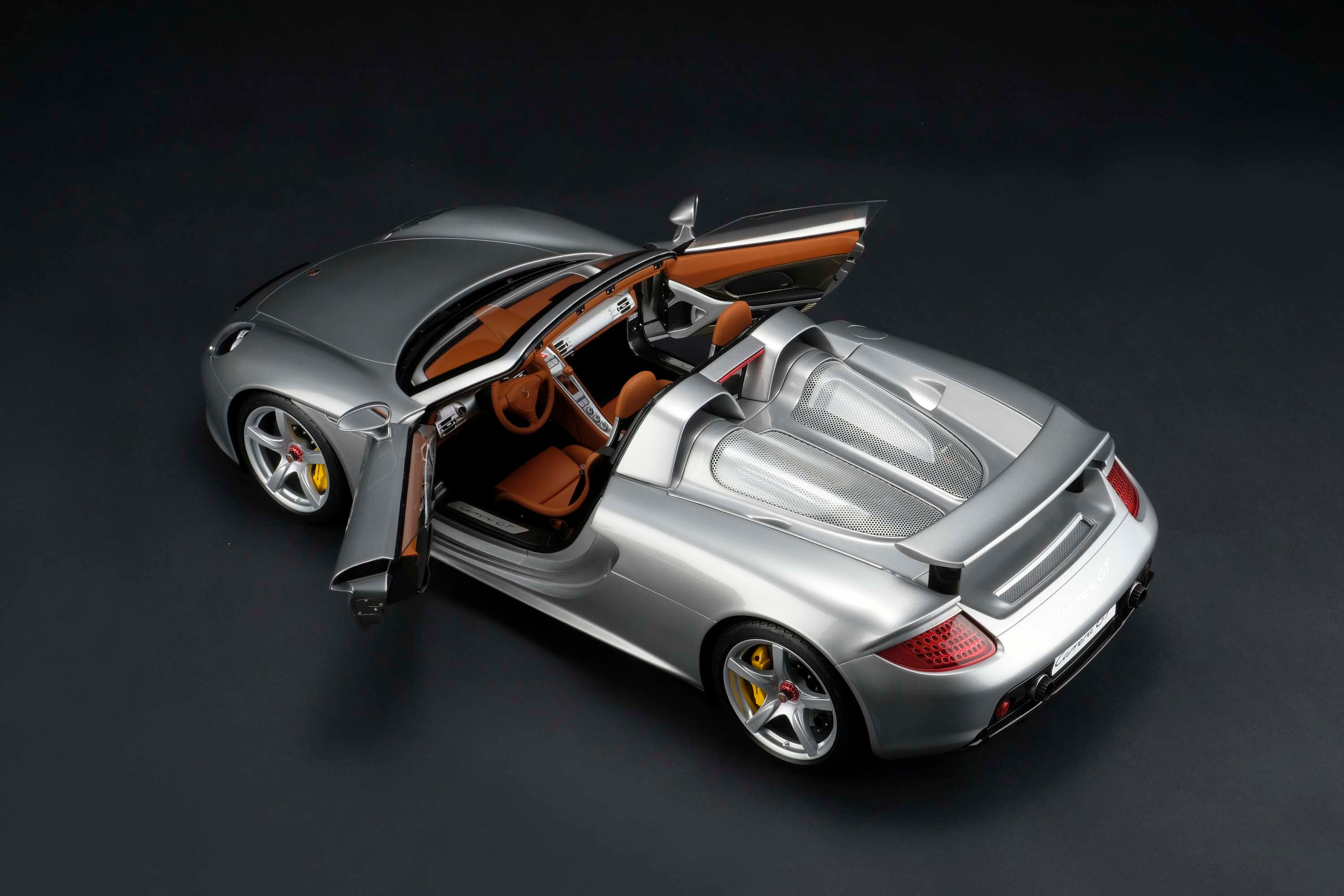 Amalgam 1:8 scale Porsche Carrera GT