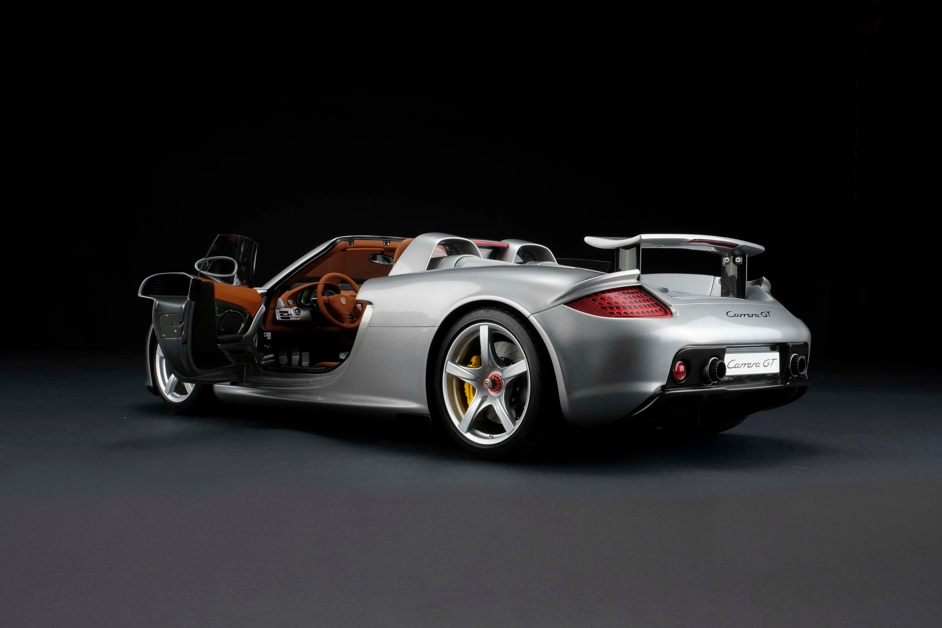 Amalgam 1:8 scale Porsche Carrera GT