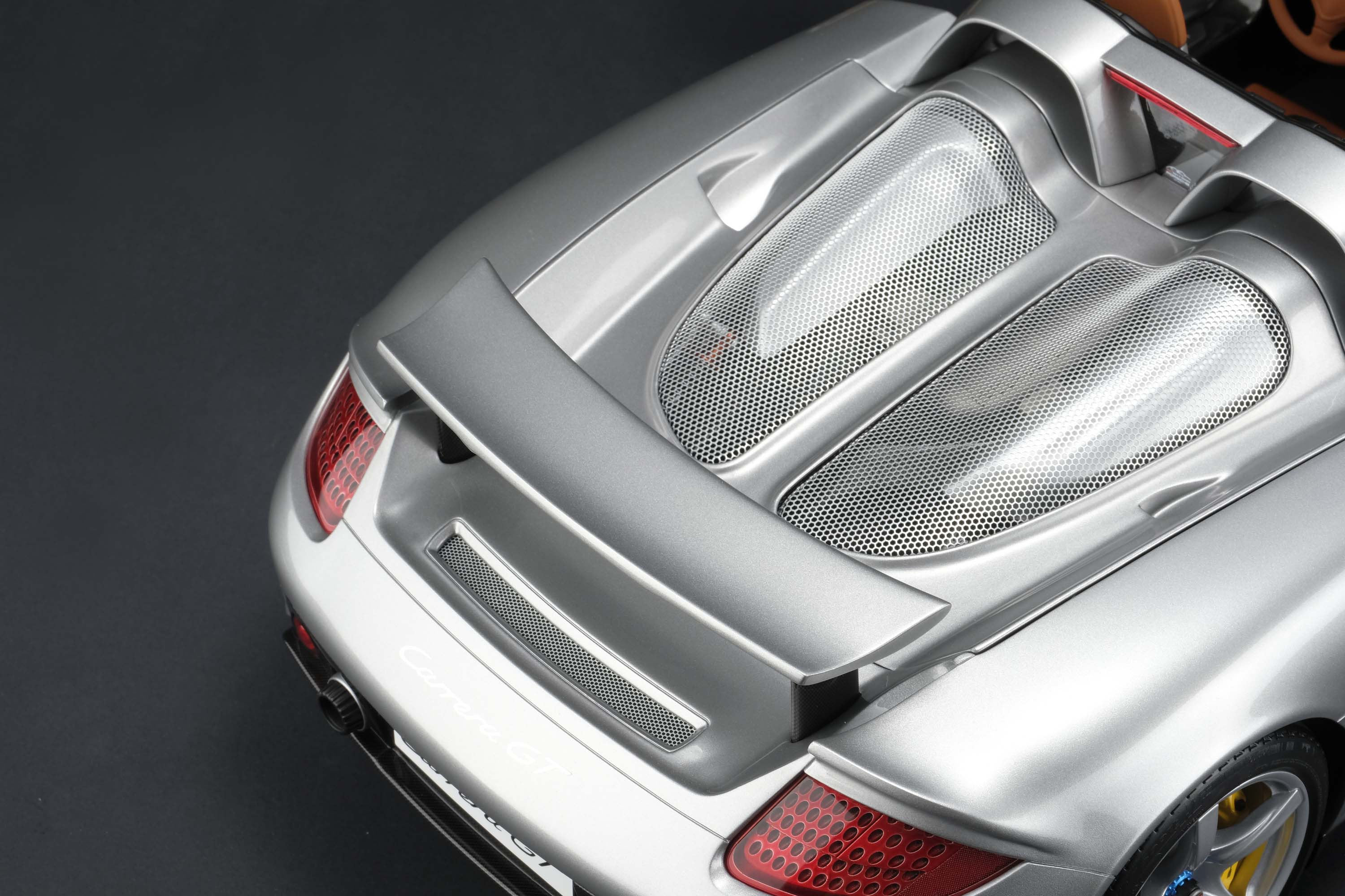 Amalgam 1:8 scale Porsche Carrera GT