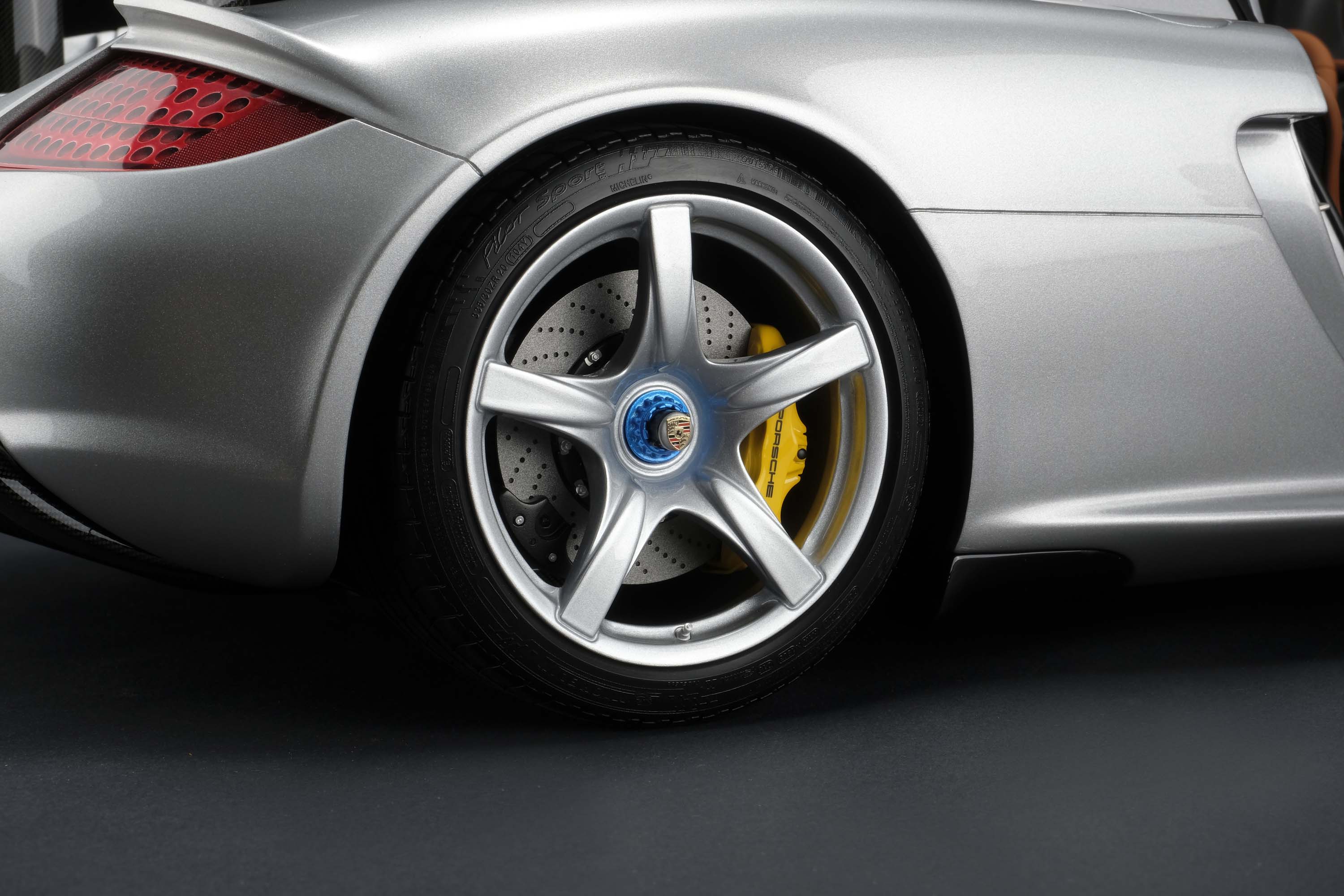 Amalgam 1:8 scale Porsche Carrera GT