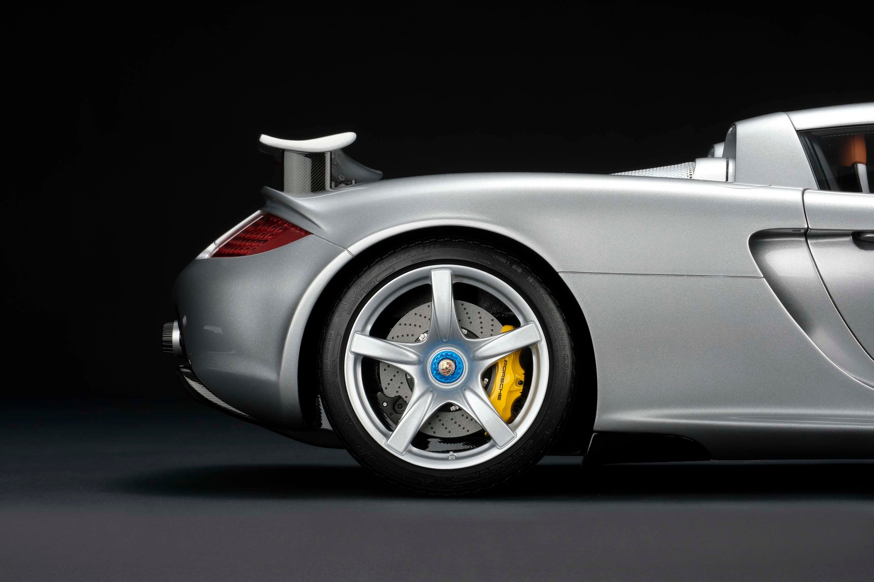 Amalgam 1:8 scale Porsche Carrera GT