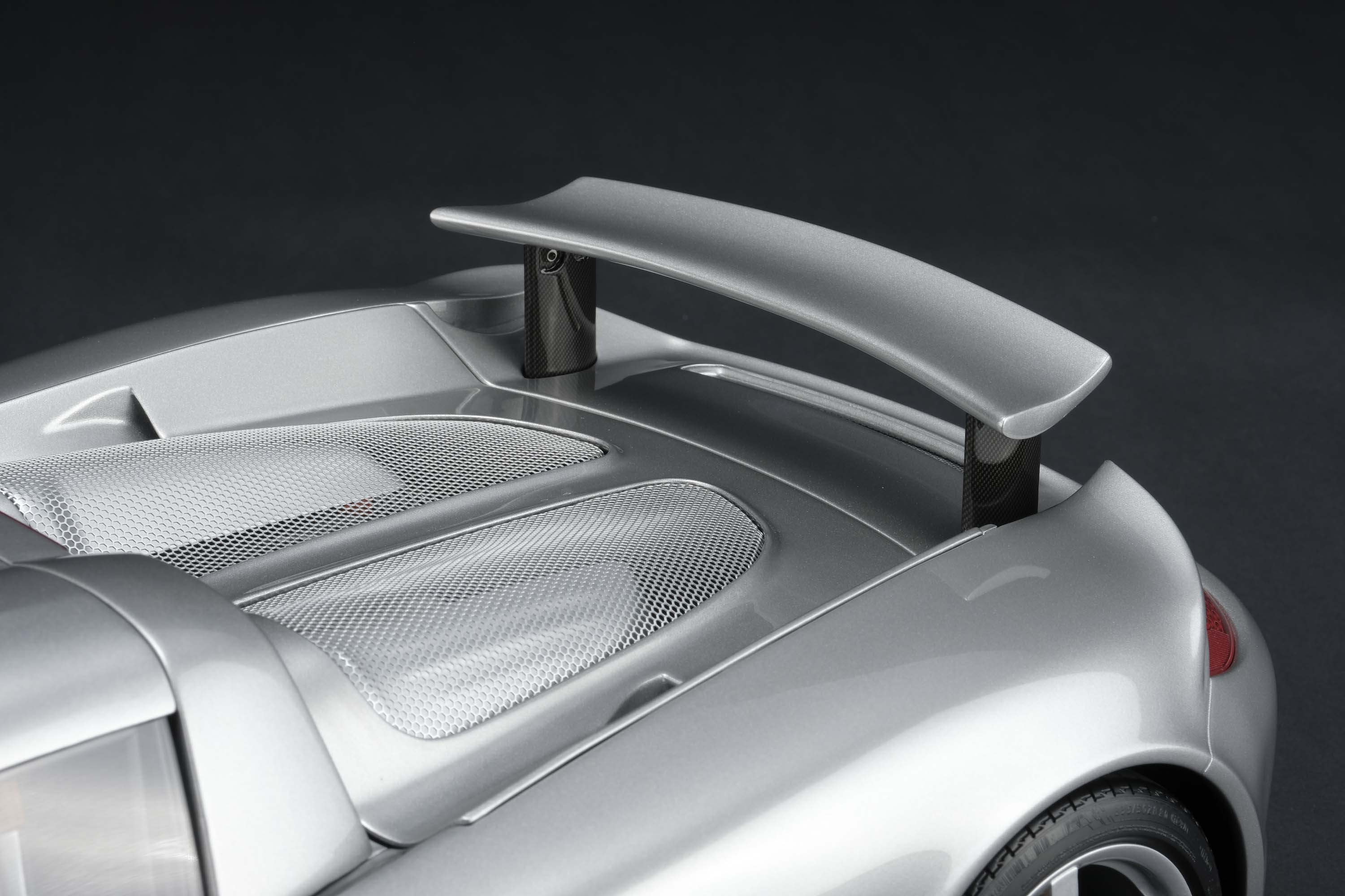 Amalgam 1:8 scale Porsche Carrera GT