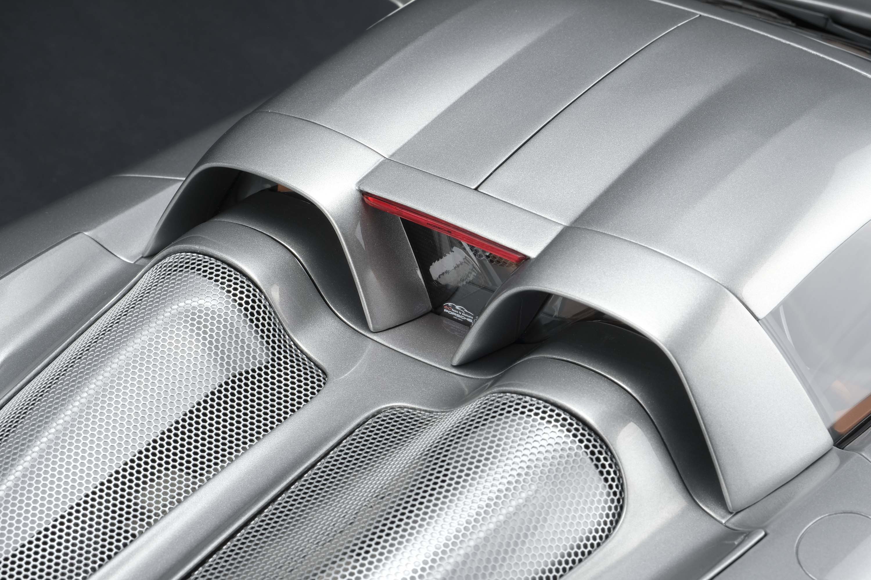 Amalgam 1:8 scale Porsche Carrera GT