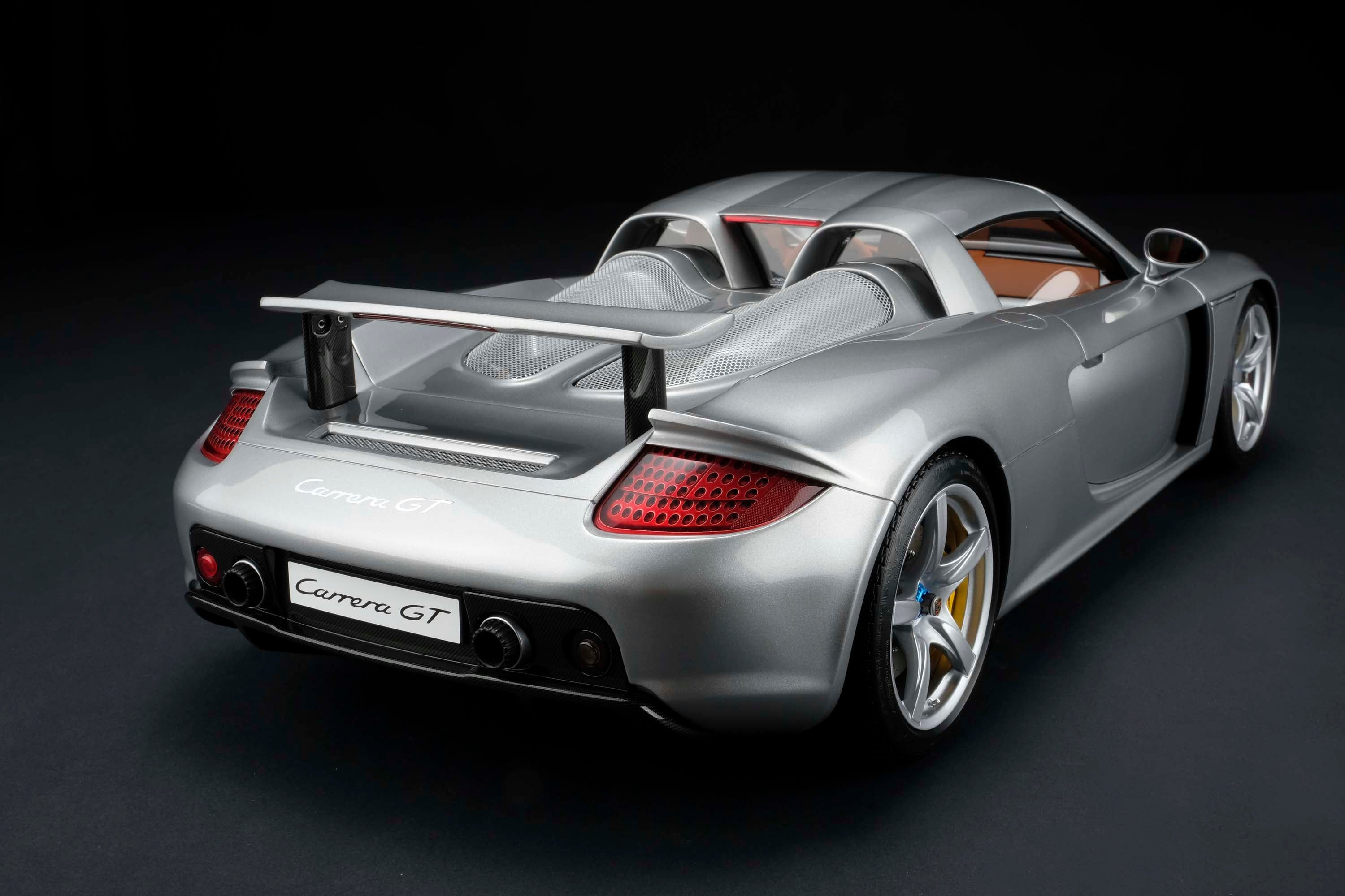 Amalgam 1:8 scale Porsche Carrera GT