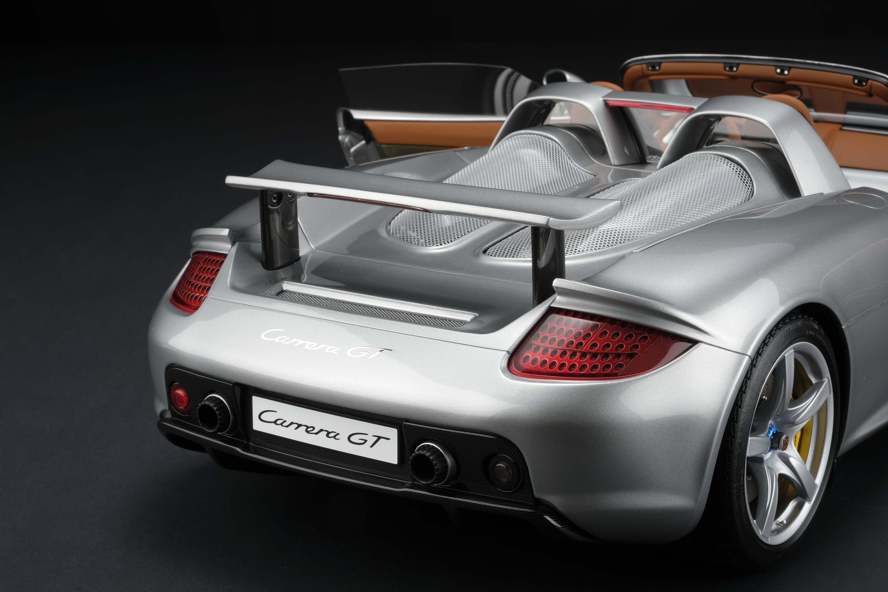 Amalgam 1:8 scale Porsche Carrera GT