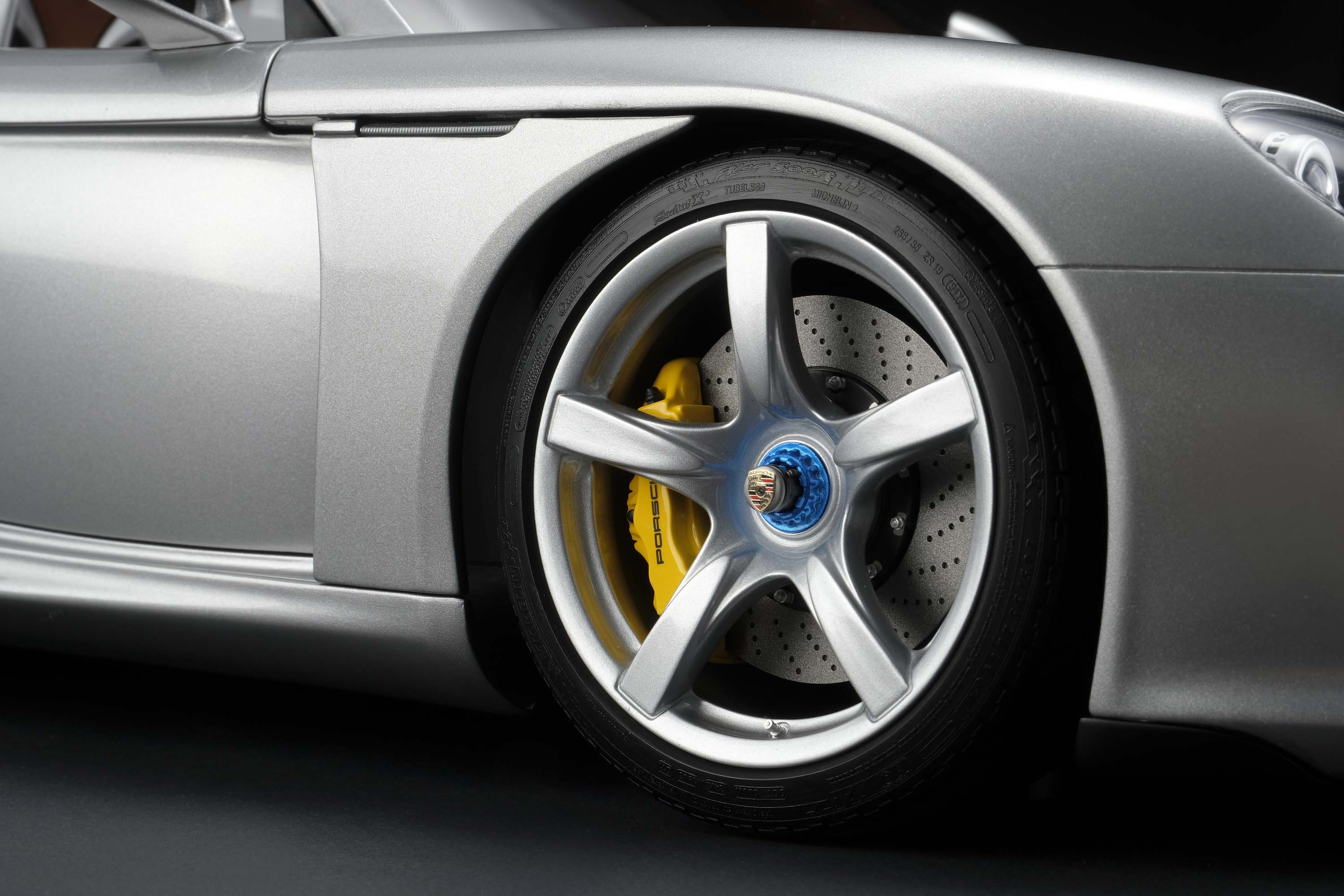 Amalgam 1:8 scale Porsche Carrera GT