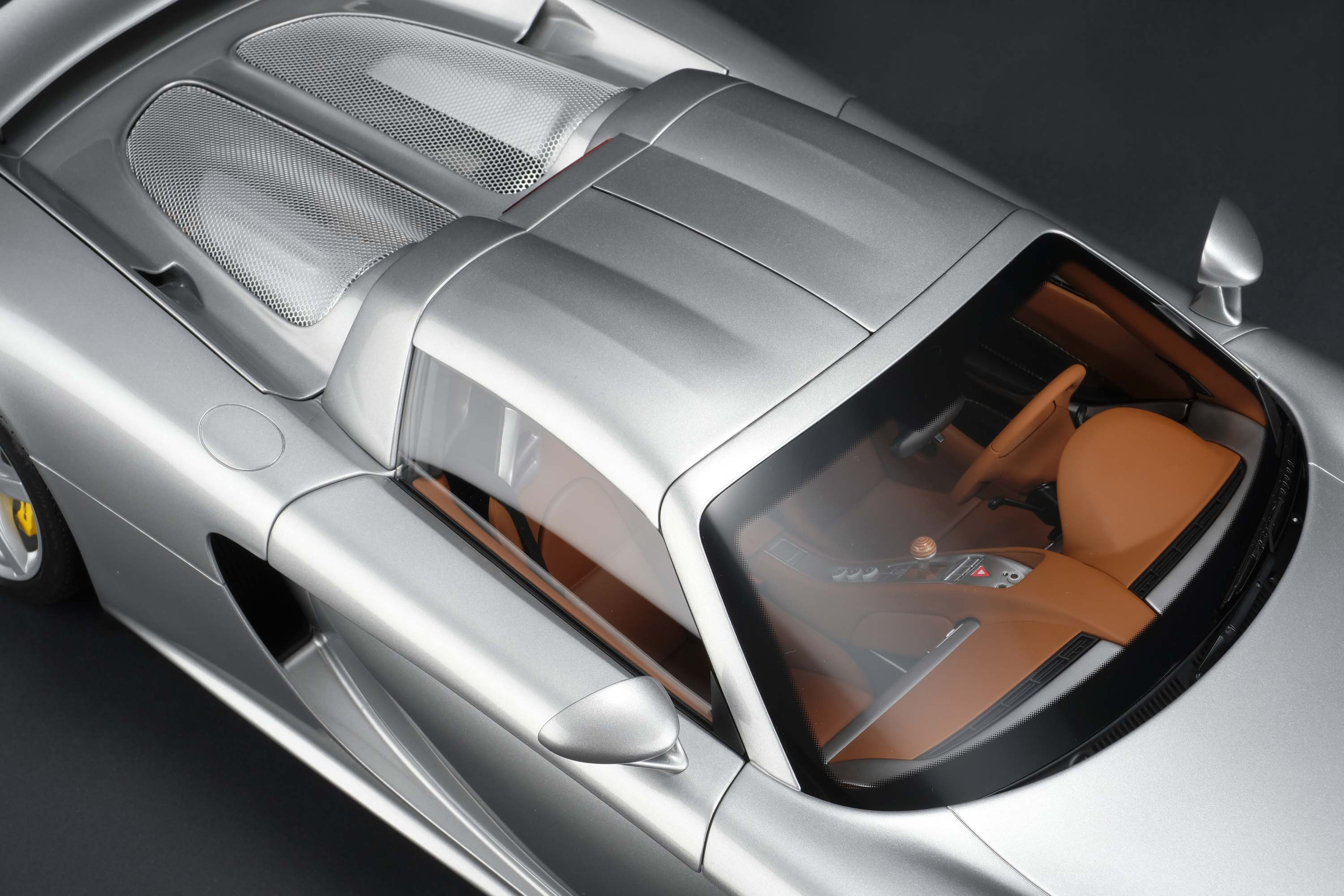 Amalgam 1:8 scale Porsche Carrera GT