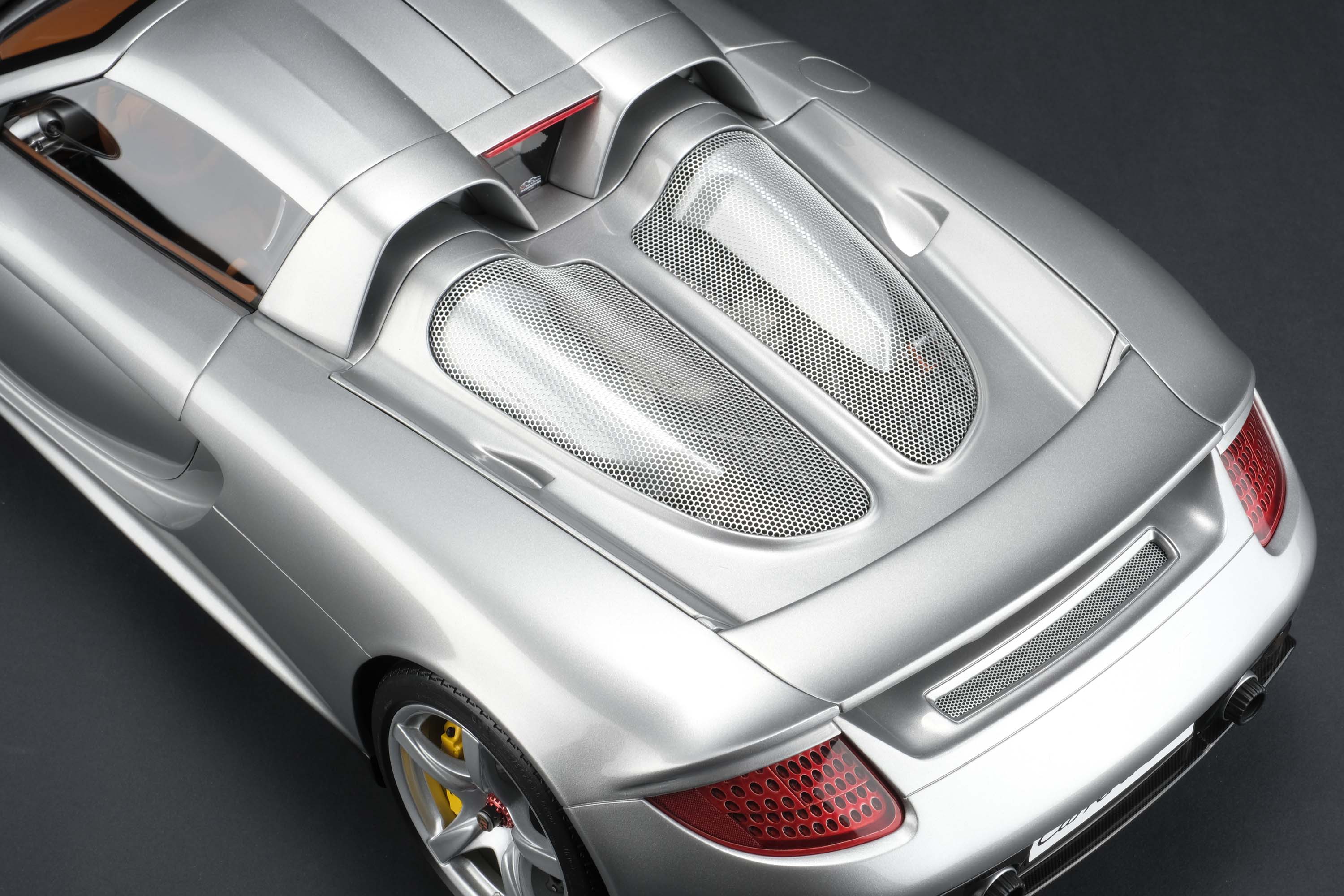 Amalgam 1:8 scale Porsche Carrera GT
