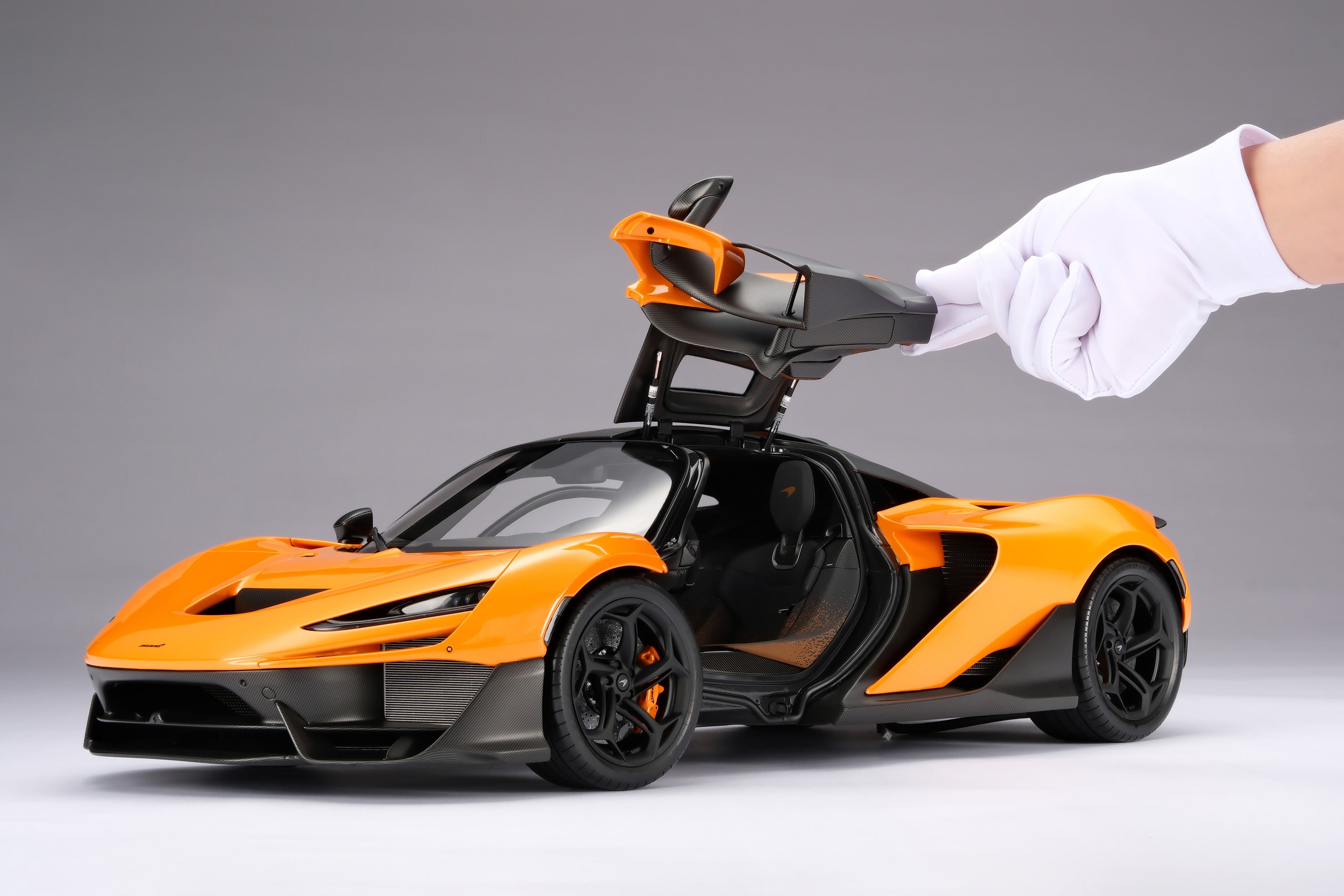 Amalgam 1:8 scale McLaren W1