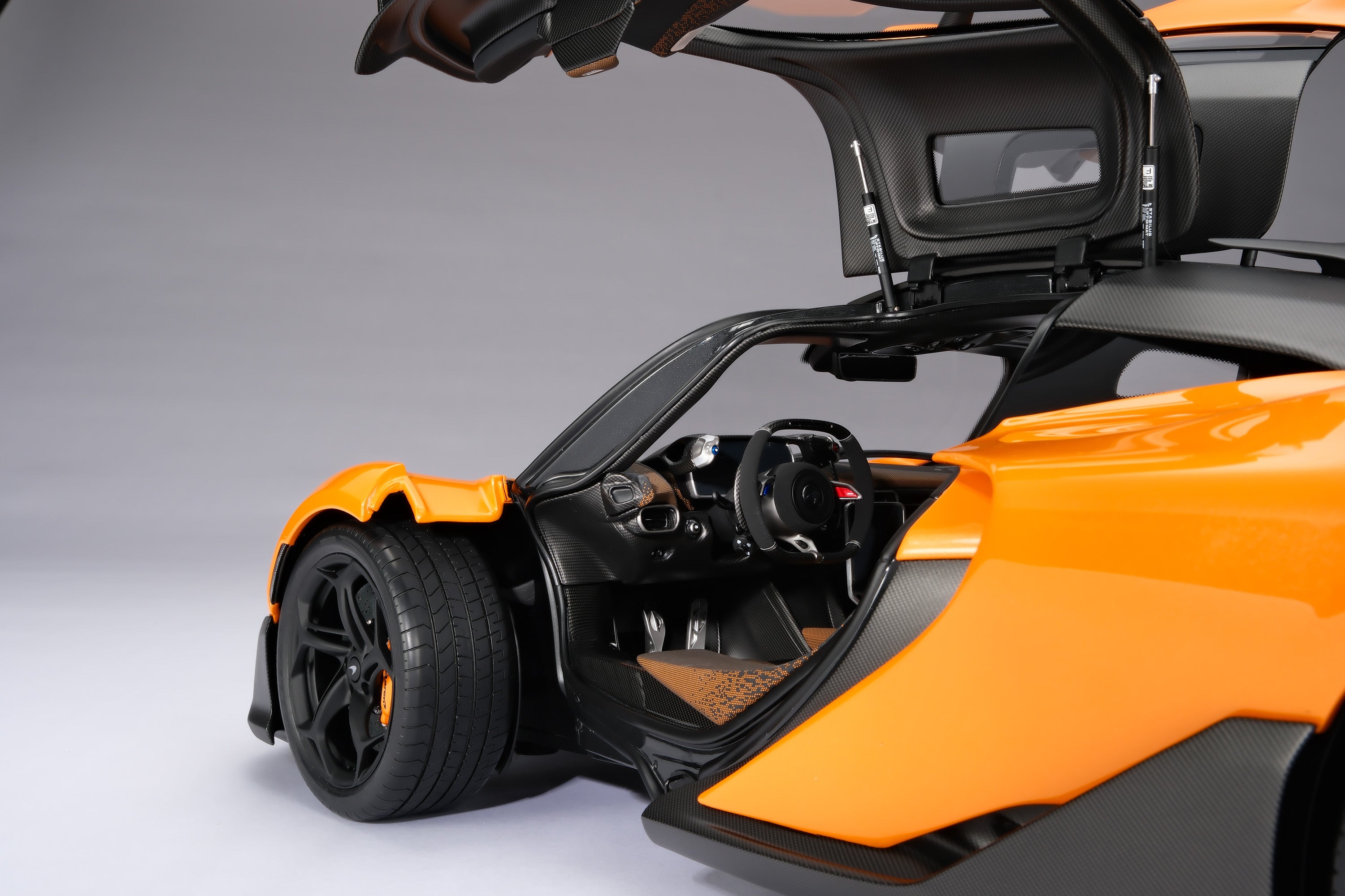 Amalgam 1:8 scale McLaren W1