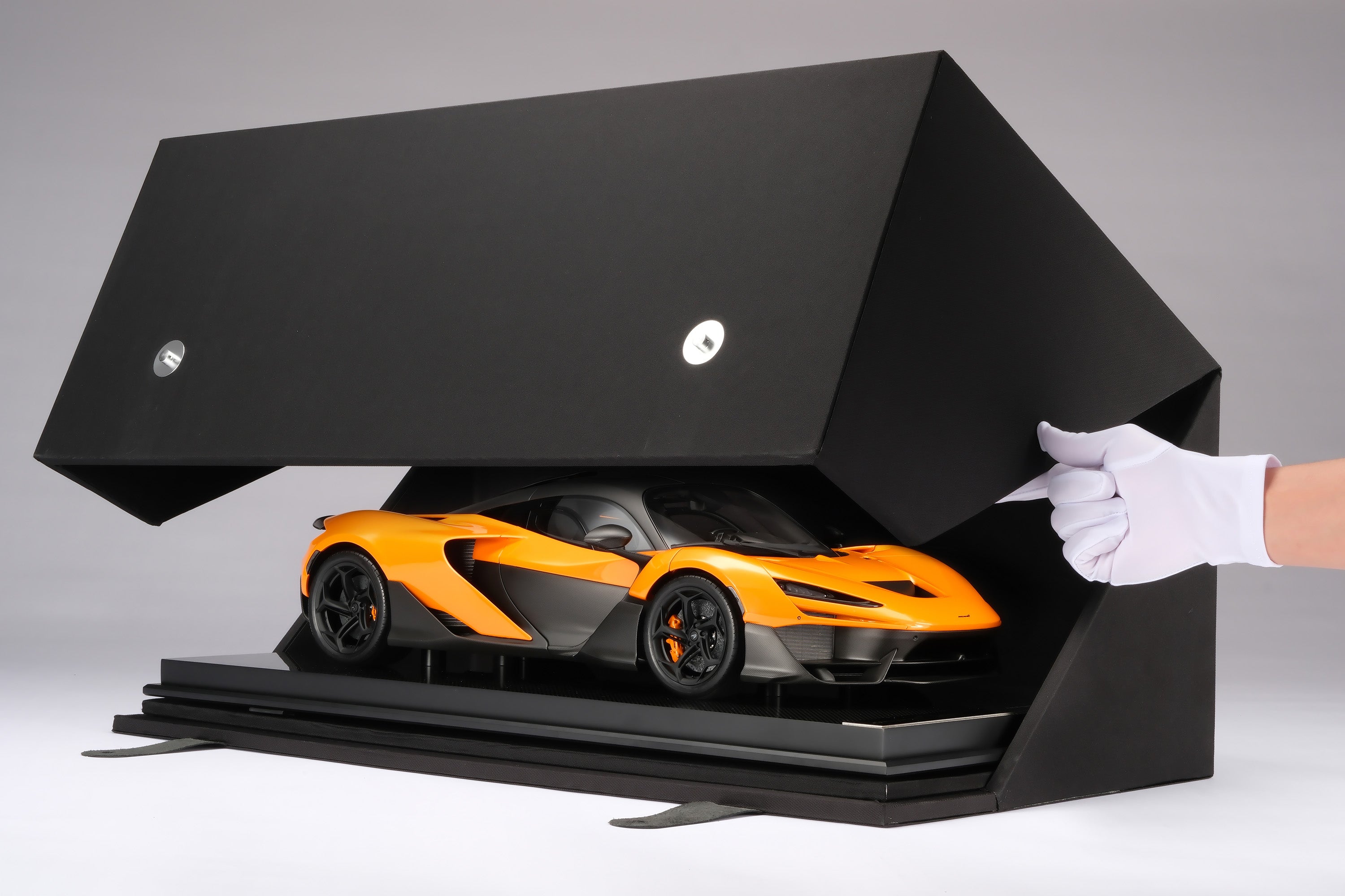 Amalgam 1:8 scale McLaren W1
