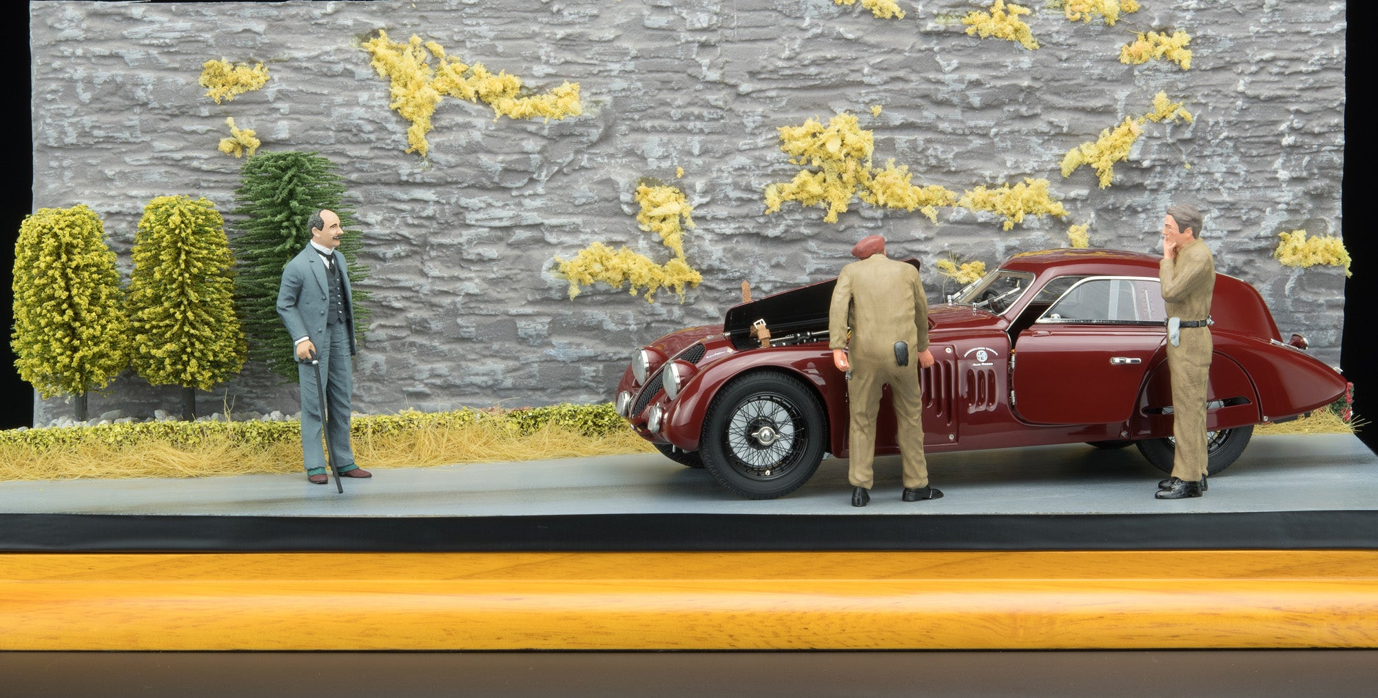 CMC A-017 1:18 Alfa Romeo 8C 2300 Road Service Diorama