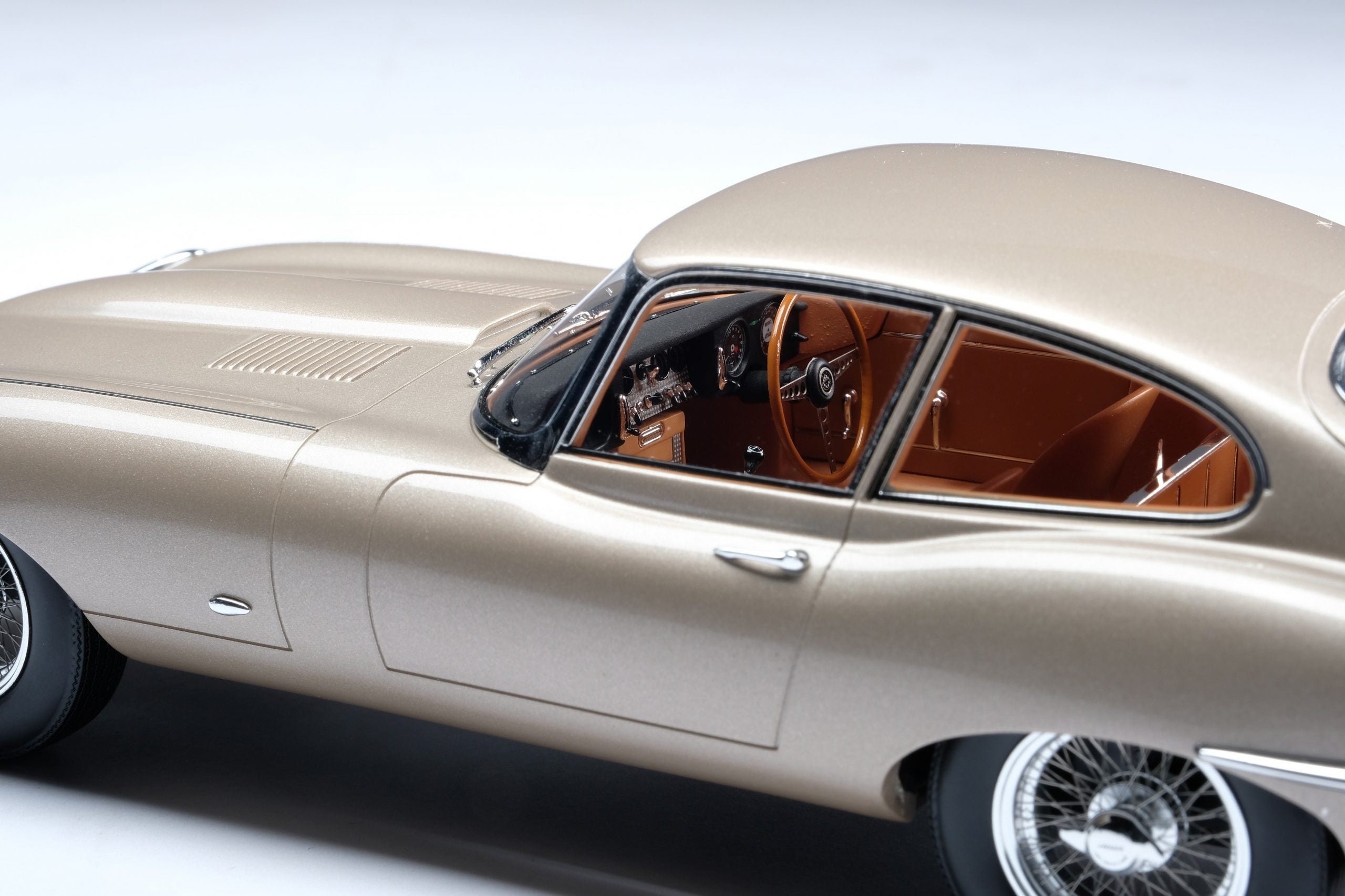Amalgam Jaguar E Type FHC 118 scale Revilo Model Cars
