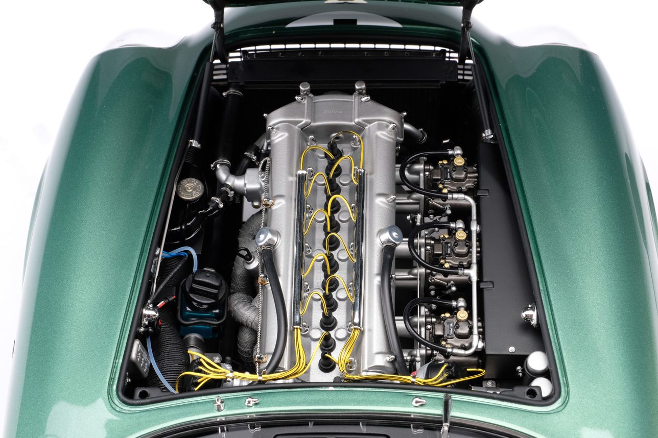 Amalgam 1:8 Aston Martin DB4 GT Zagato 1 VEV