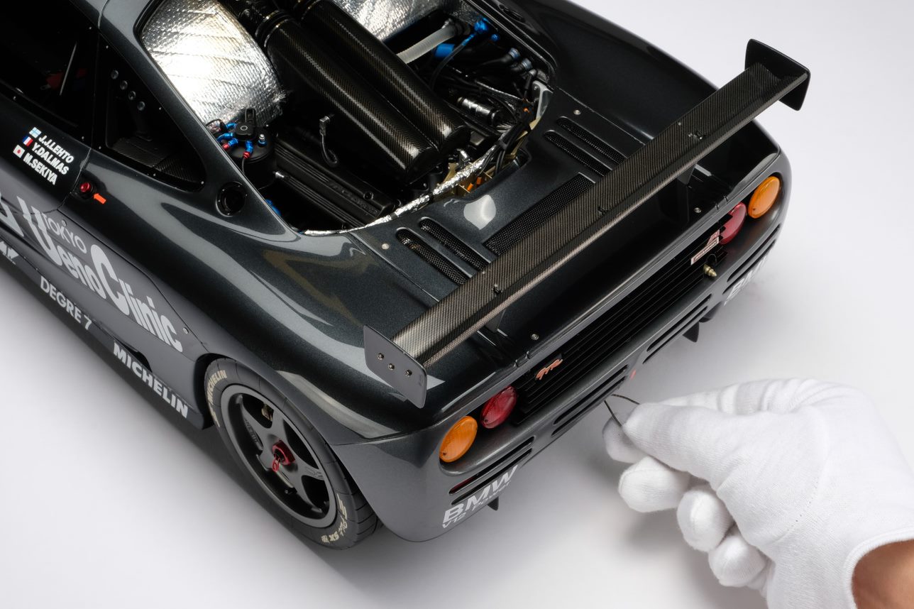 McLAREN F1 GTR #8 WARSTEINER FINA au 1/18 UT MODELS voiture miniature collection McLAREN F1 GTR #8 WARSTEINER FINA au 1/18 UT MODELS voiture miniature collection