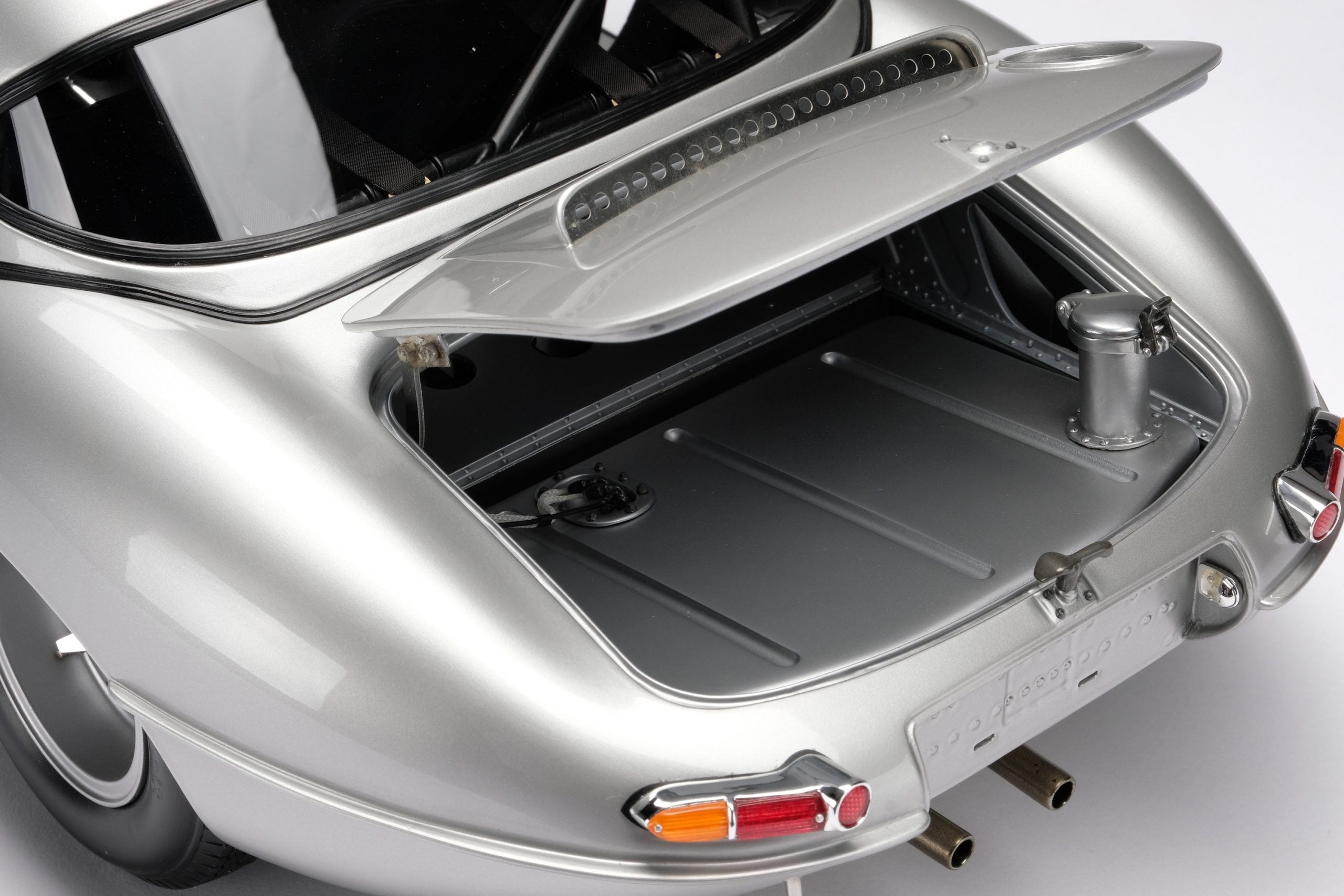 Amalgama escala 1:8 Jaguar E Type Lightweight 'Car Zero'