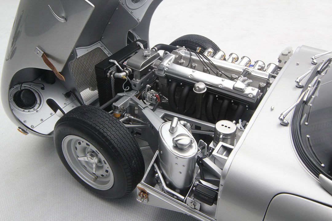 Amalgama escala 1:8 Jaguar E Type Lightweight 'Car Zero'