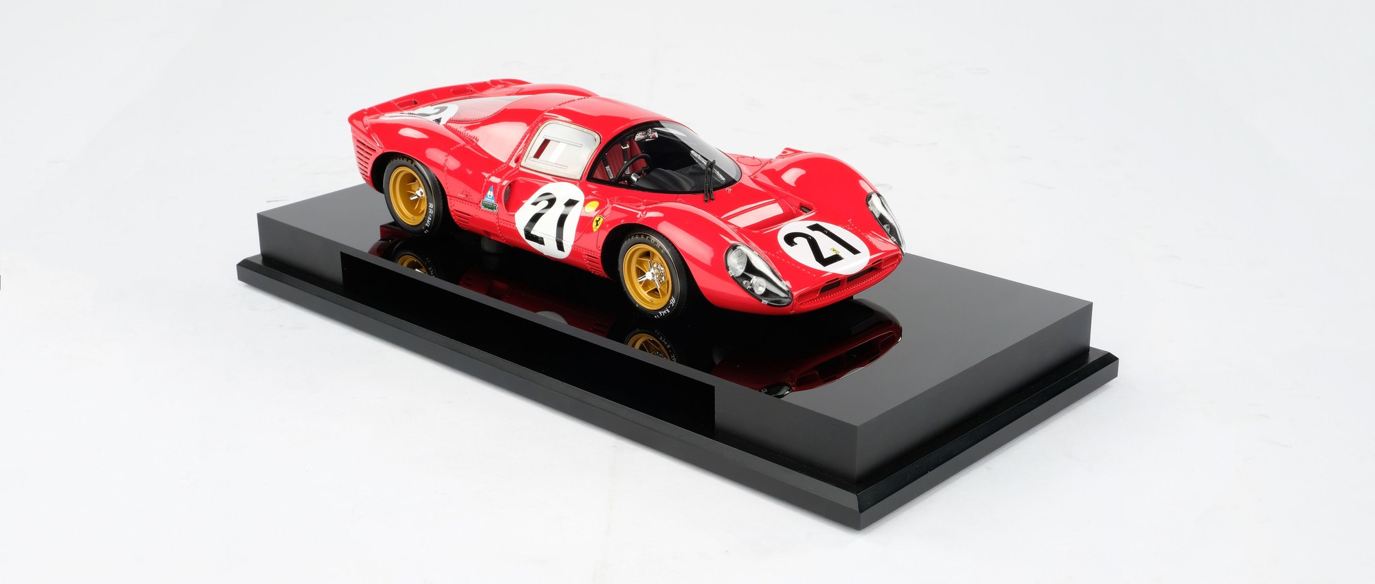 Amalgam Ferrari 330 P4 1:18 scale