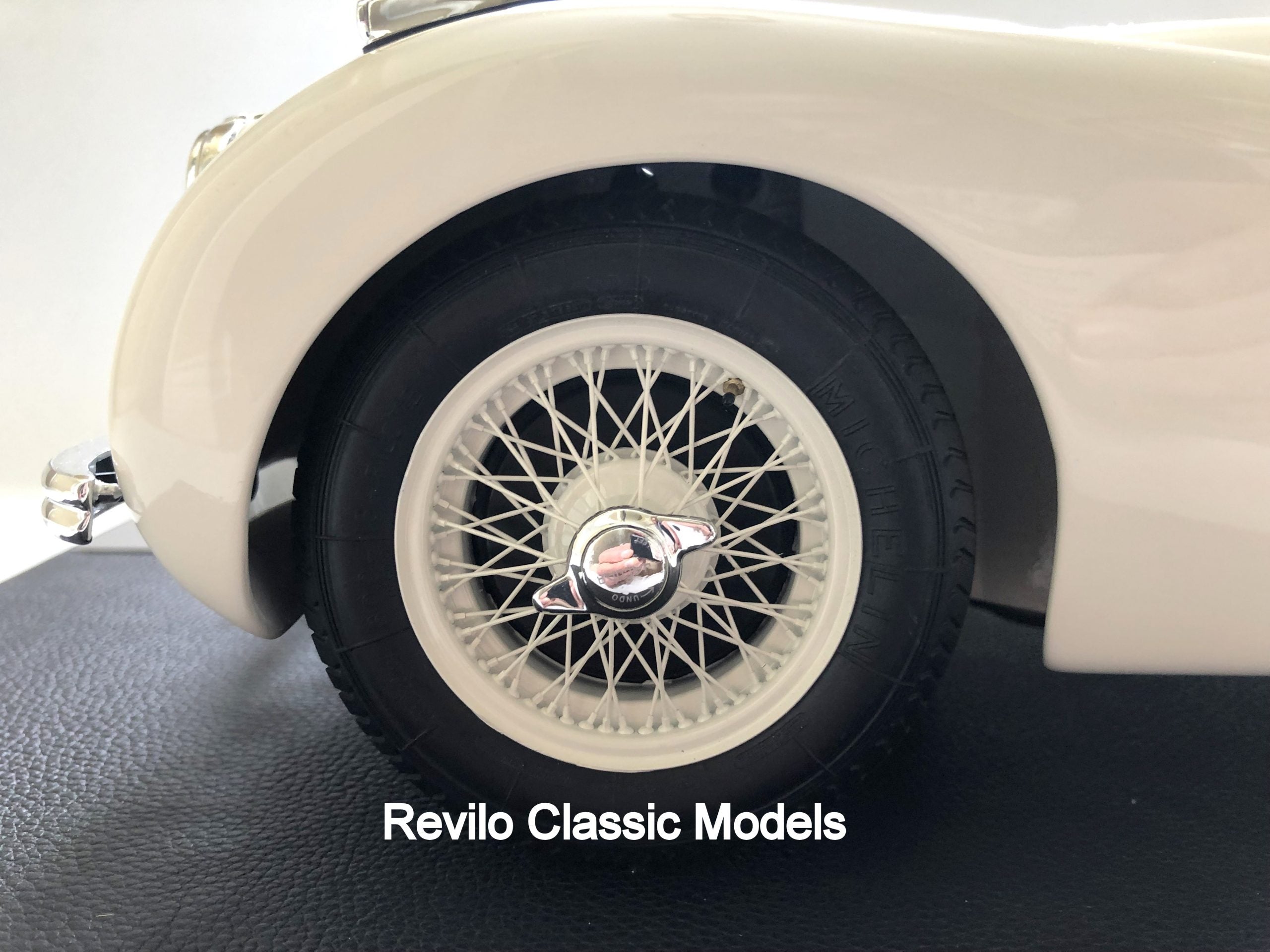Amalgam 1:8 scale Jaguar XK120