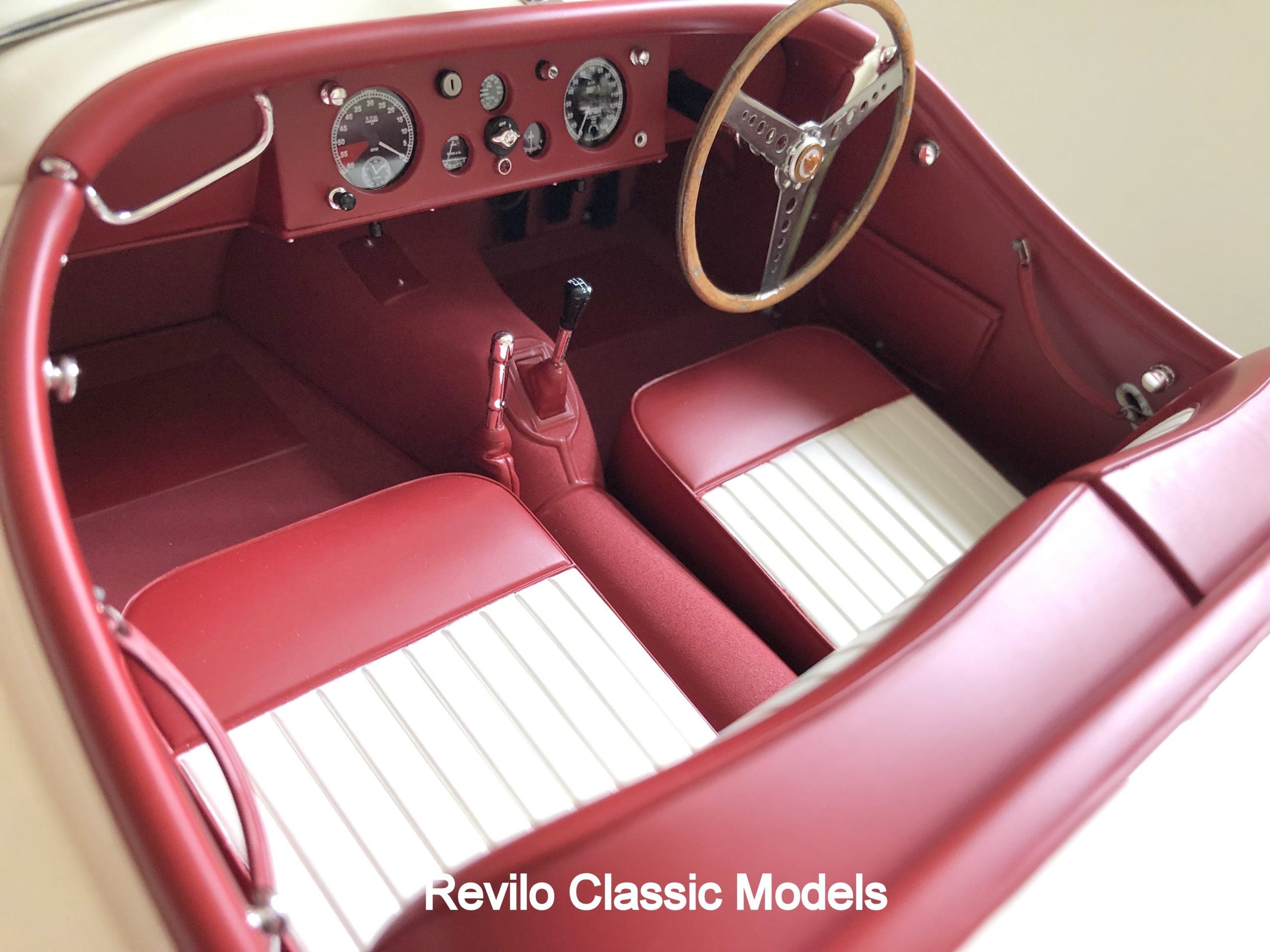 Amalgam 1:8 scale Jaguar XK120