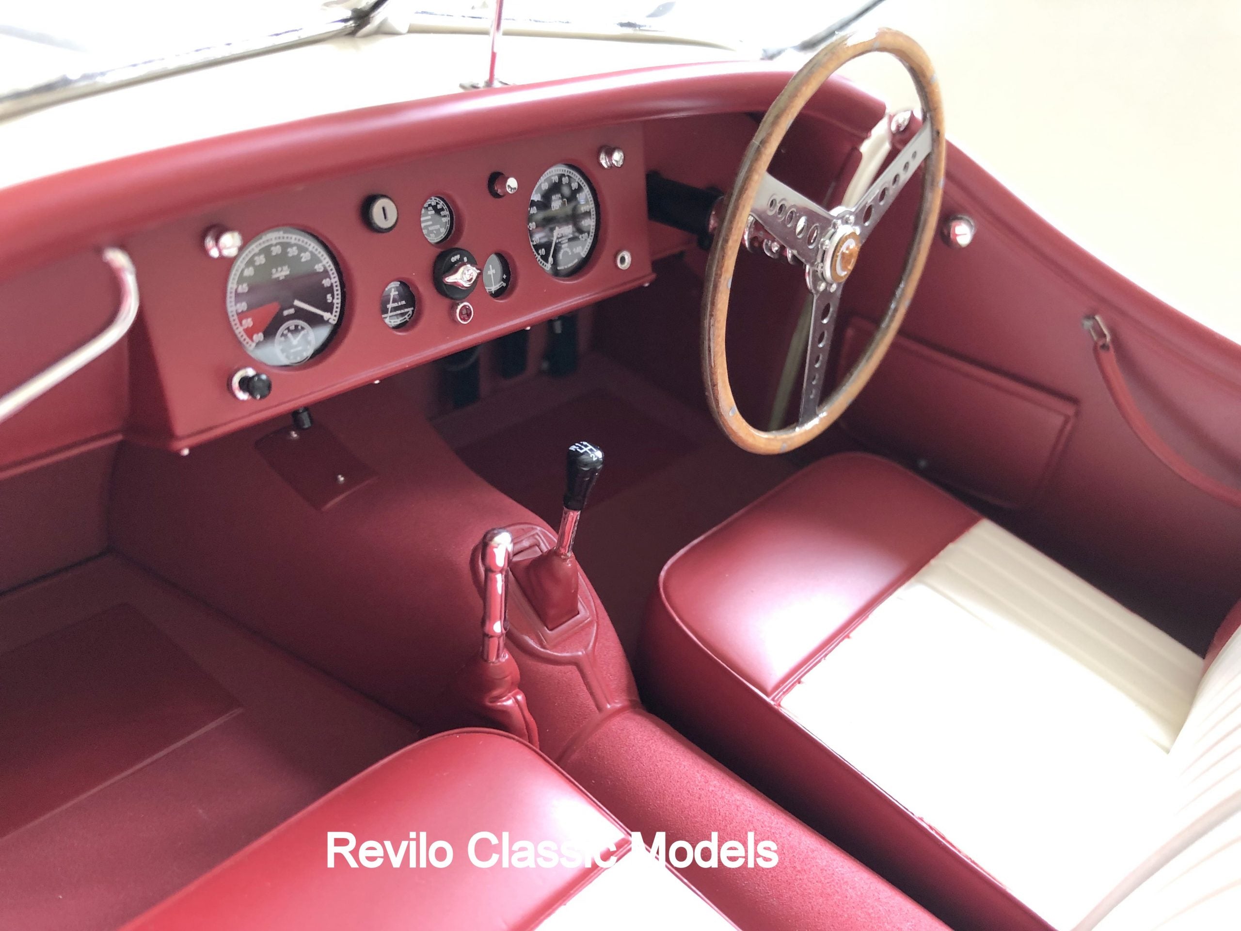 Amalgam 1:8 scale Jaguar XK120