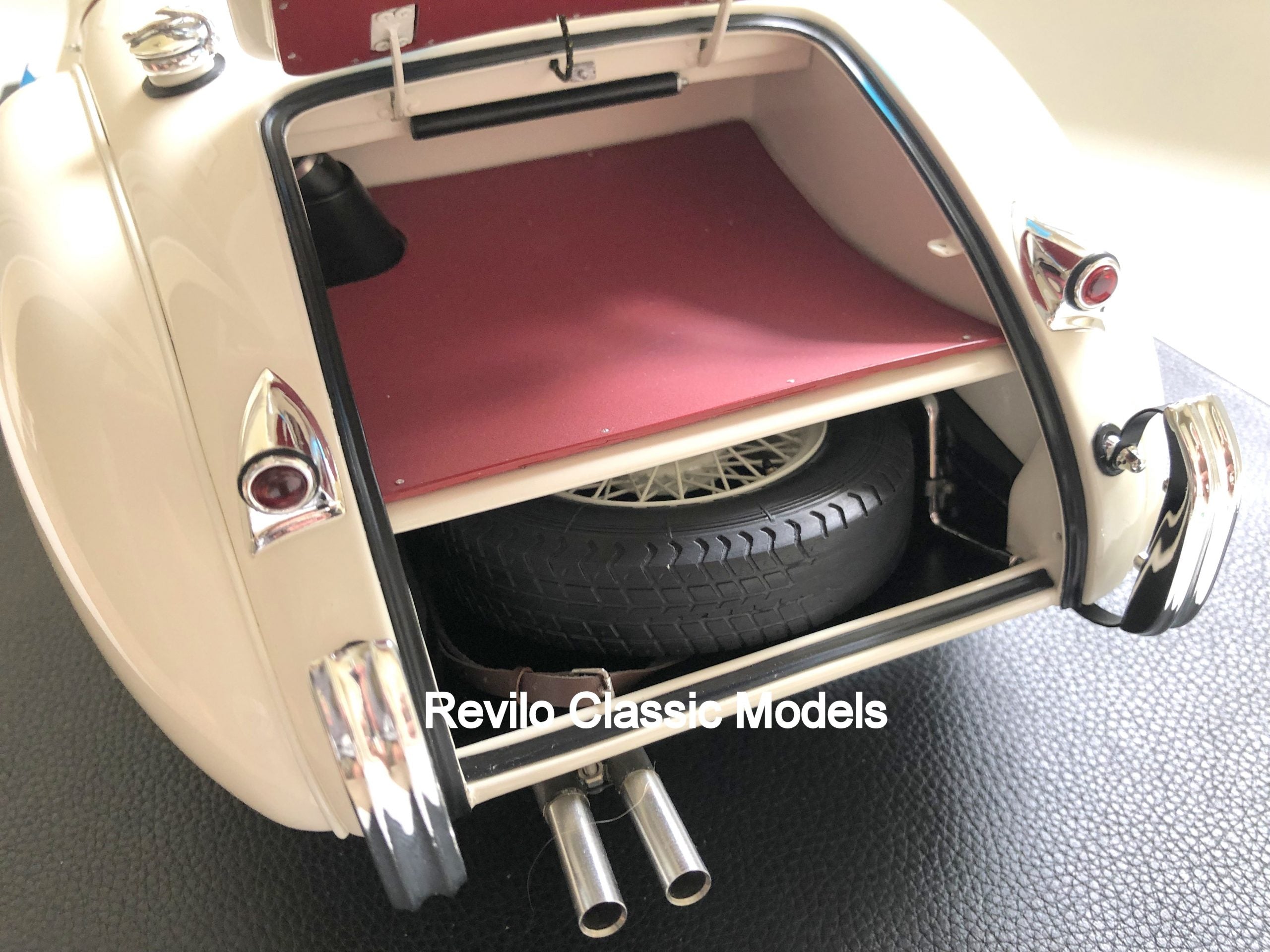 Amalgam 1:8 scale Jaguar XK120