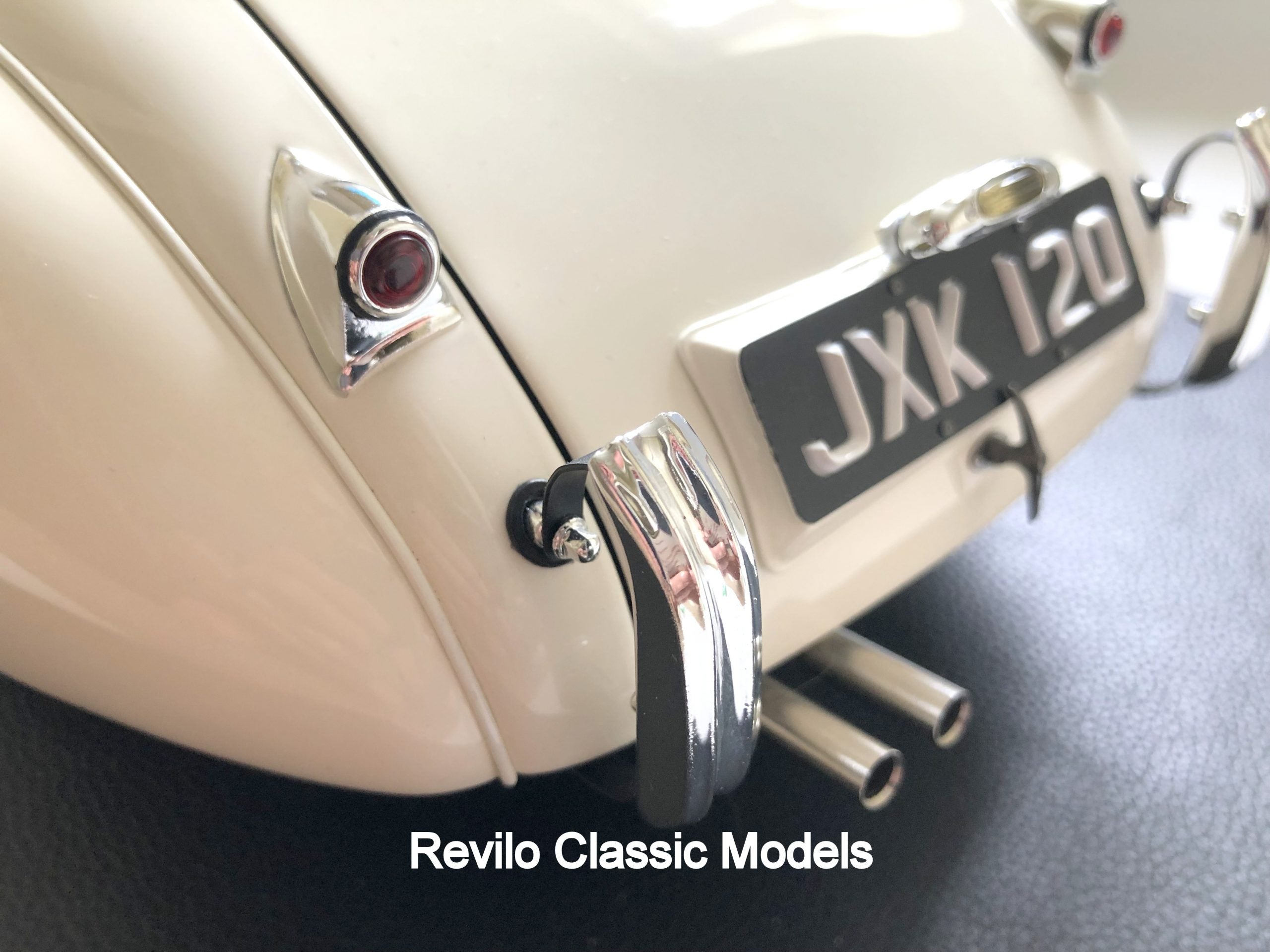 Amalgam 1:8 scale Jaguar XK120