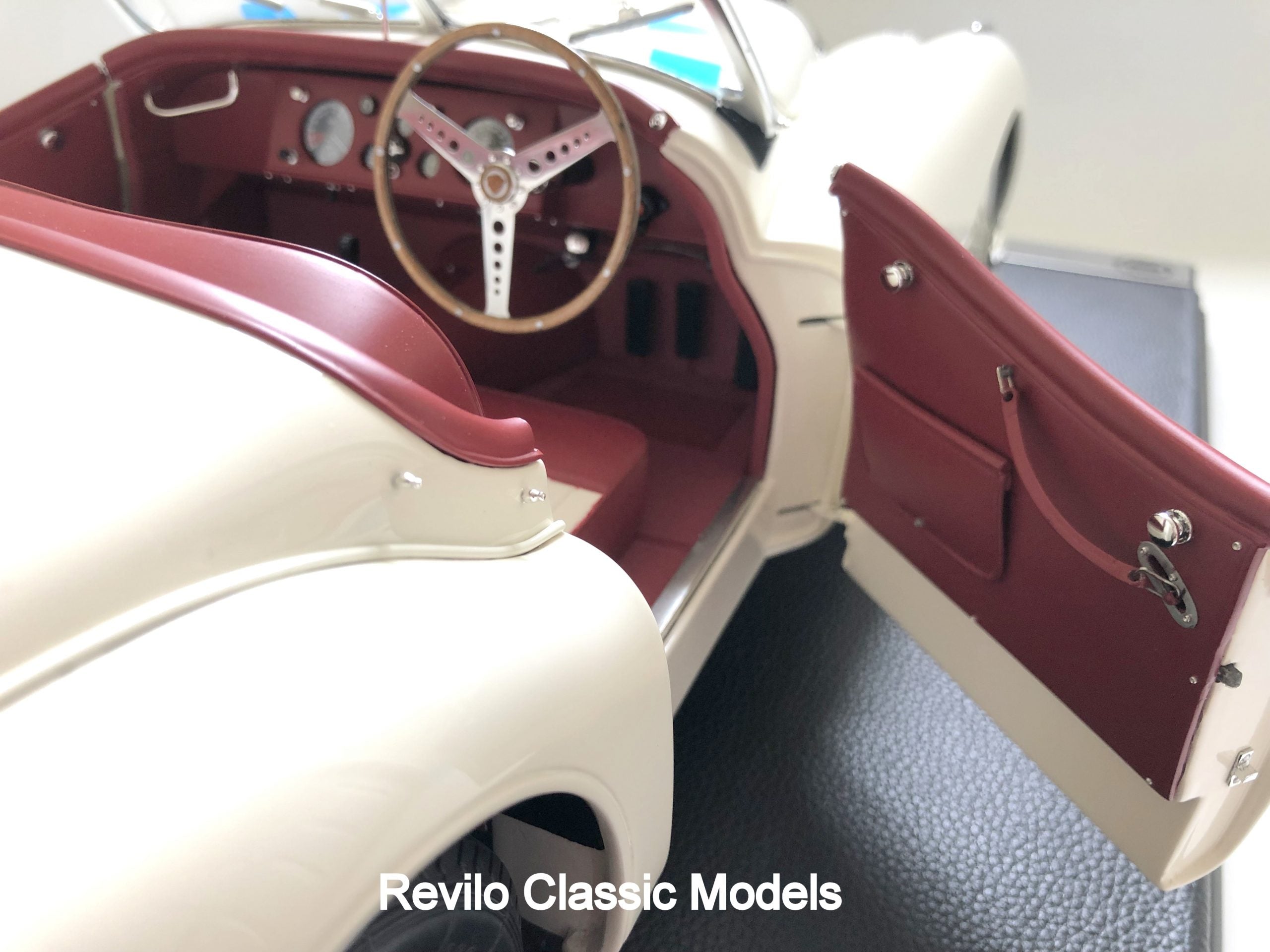 Amalgam 1:8 scale Jaguar XK120