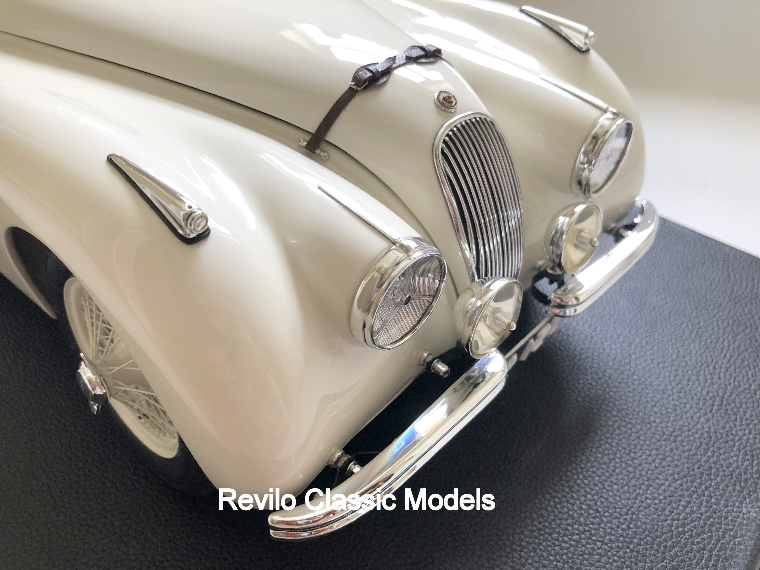 Amalgam 1:8 scale Jaguar XK120