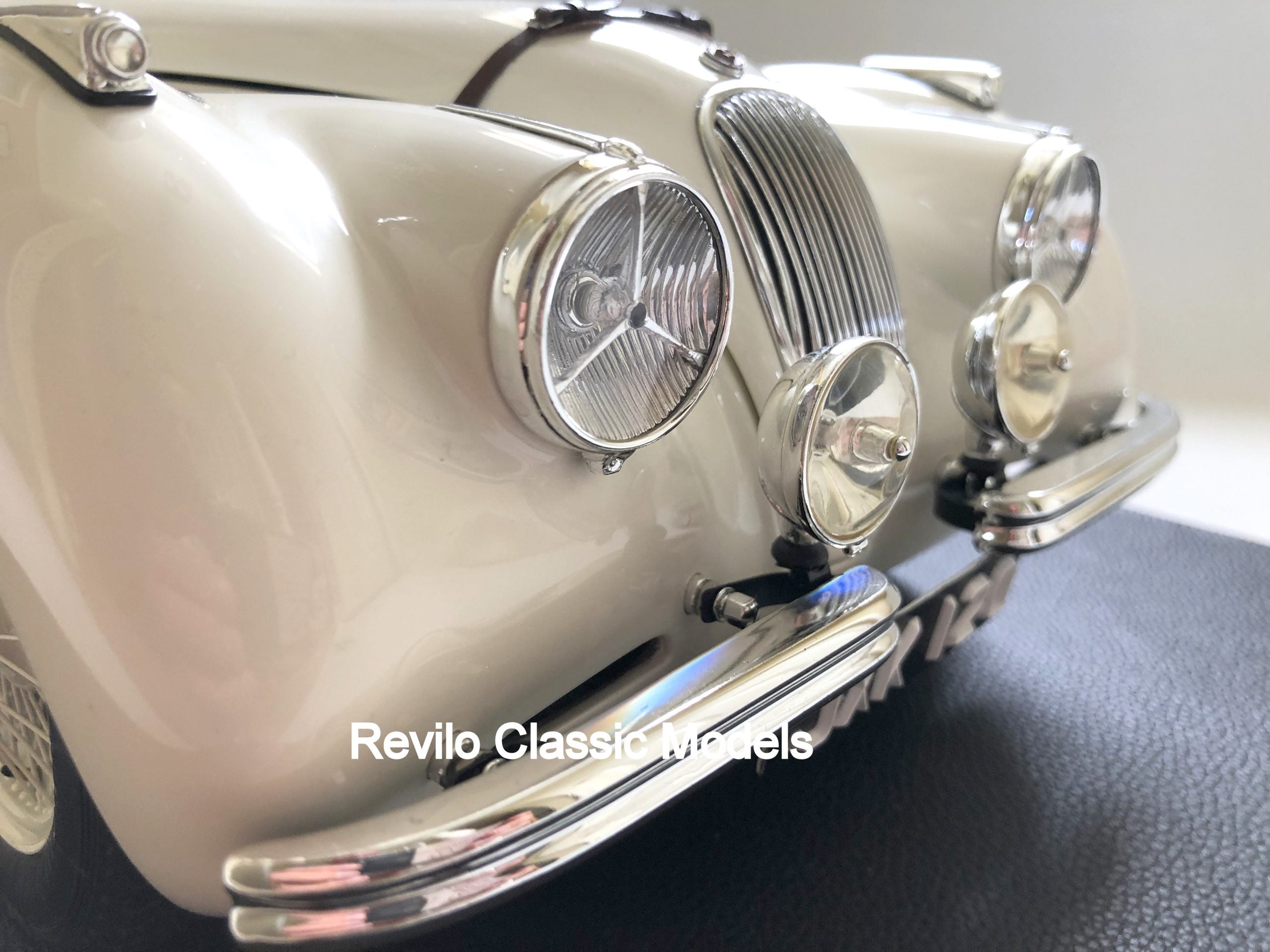 Amalgam 1:8 scale Jaguar XK120