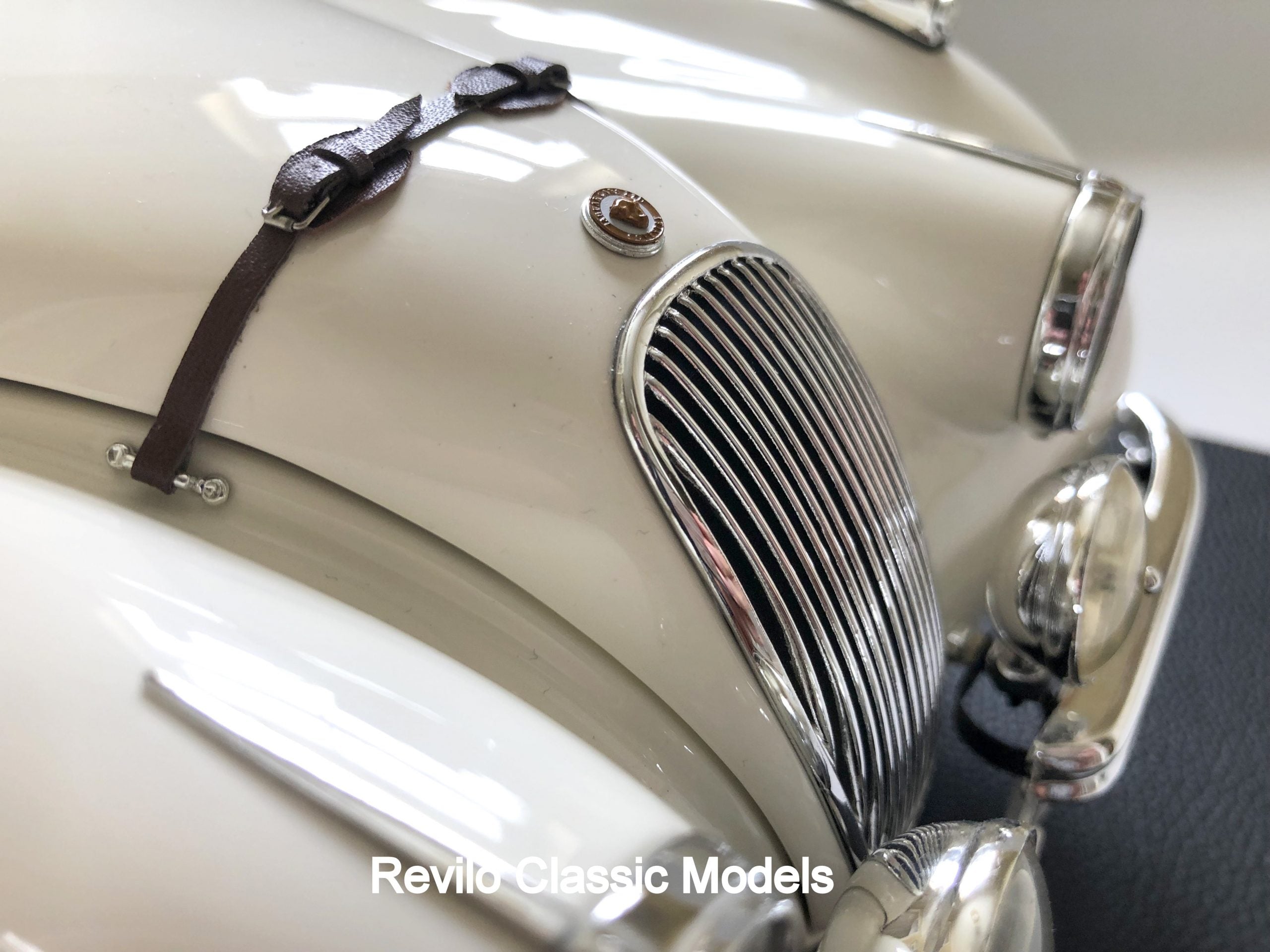 Amalgam 1:8 scale Jaguar XK120