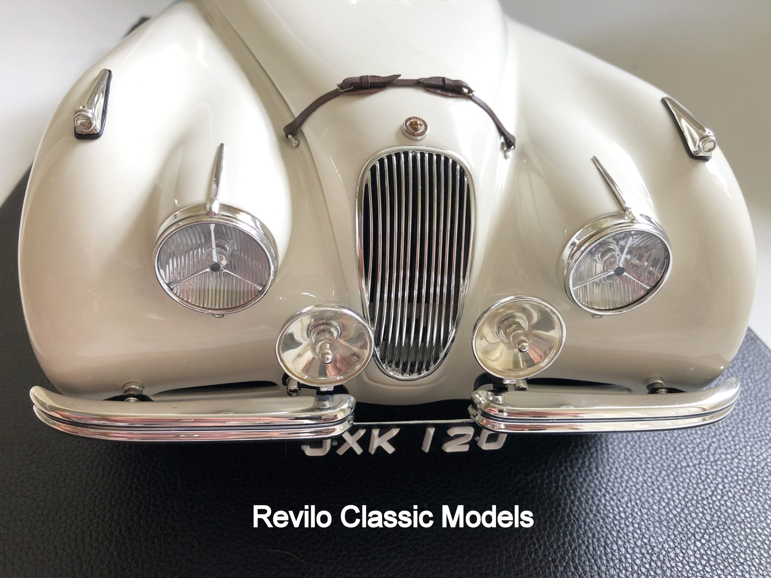 Amalgam 1:8 scale Jaguar XK120