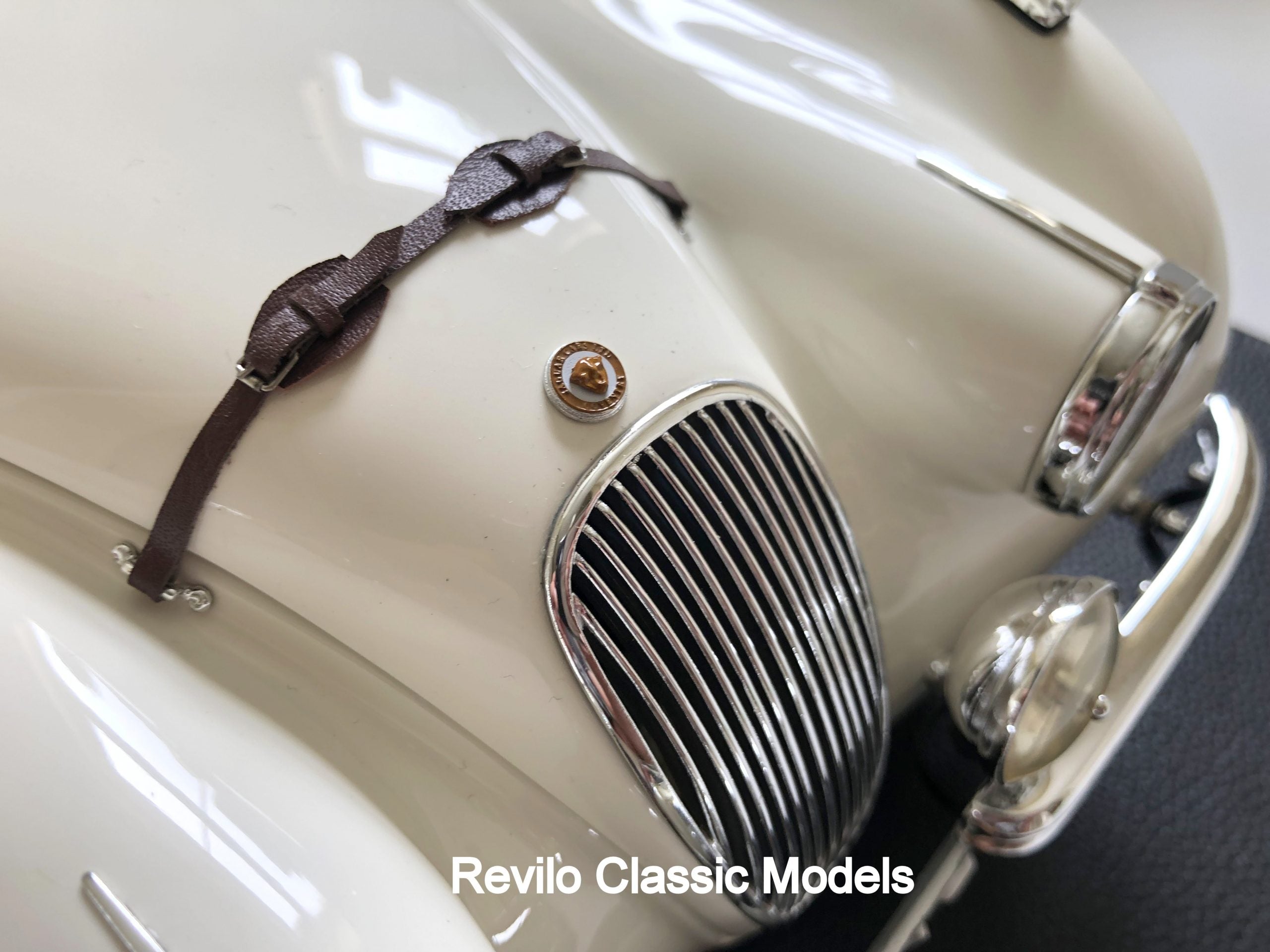 Amalgam 1:8 scale Jaguar XK120