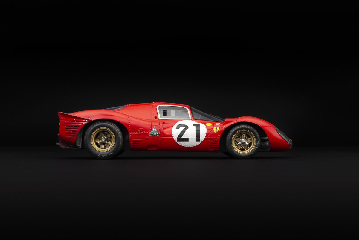 Amalgama Ferrari 330 P4 escala 1:18 Le Mans 1967 carrera capeado