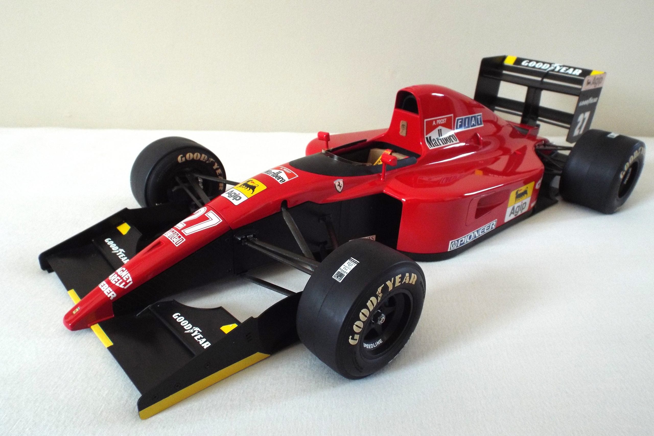 Rosso escala 1:8 Ferrari 643