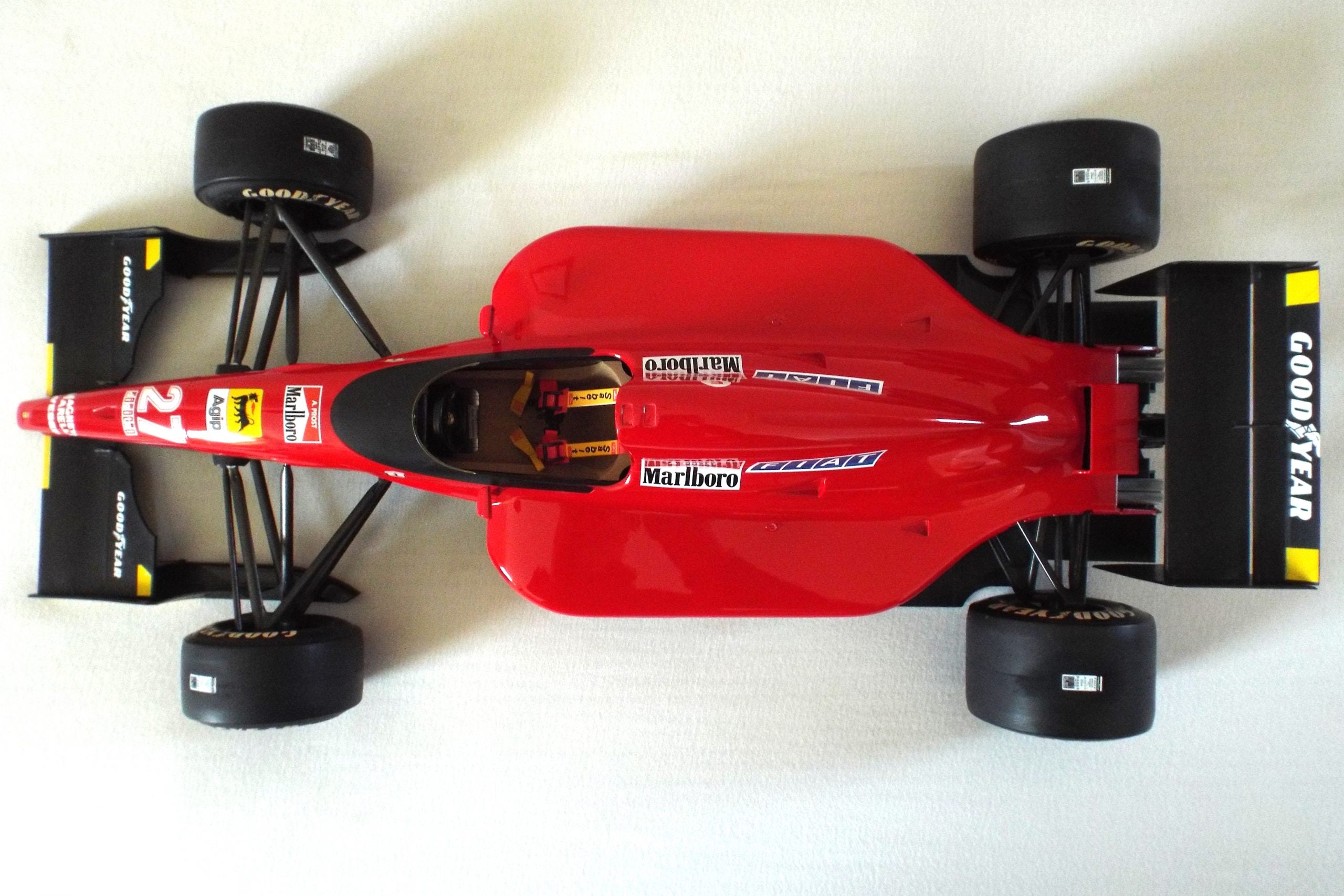 Rosso escala 1:8 Ferrari 643