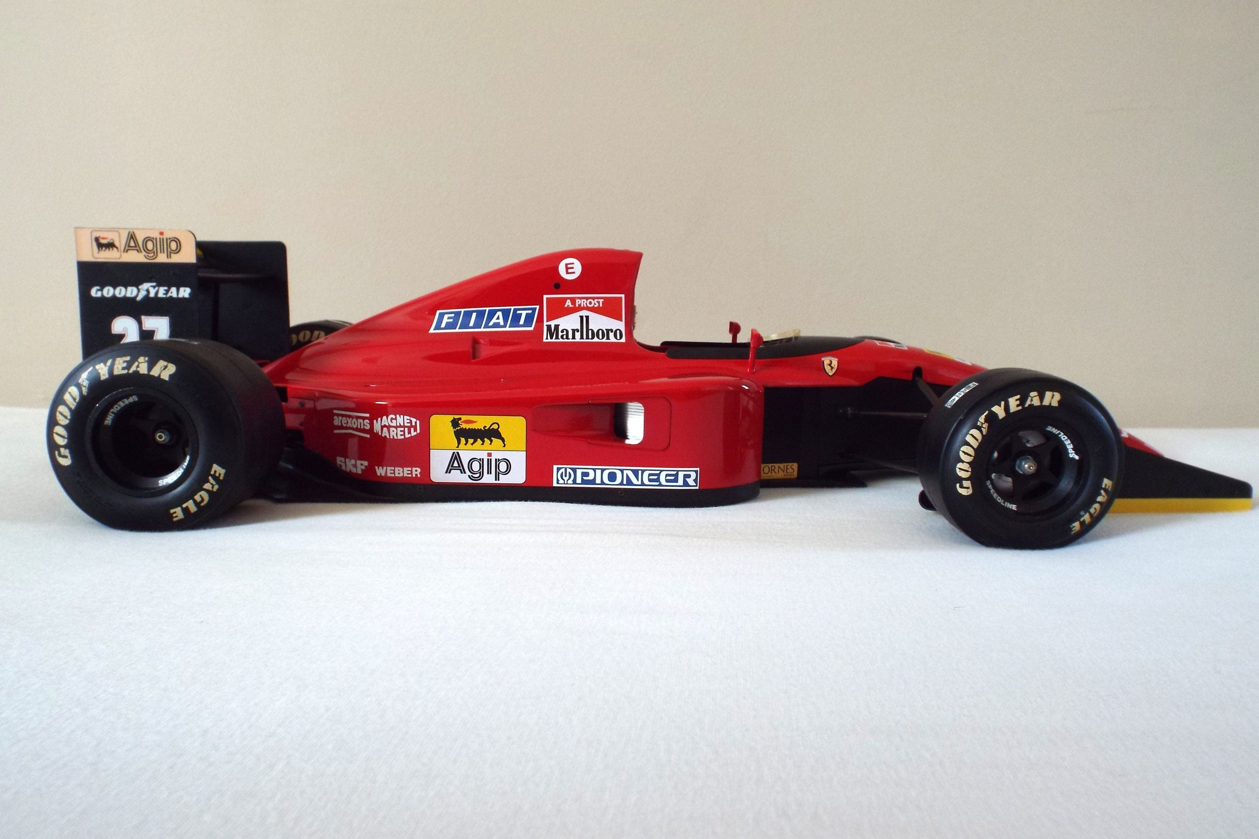 Rosso escala 1:8 Ferrari 643