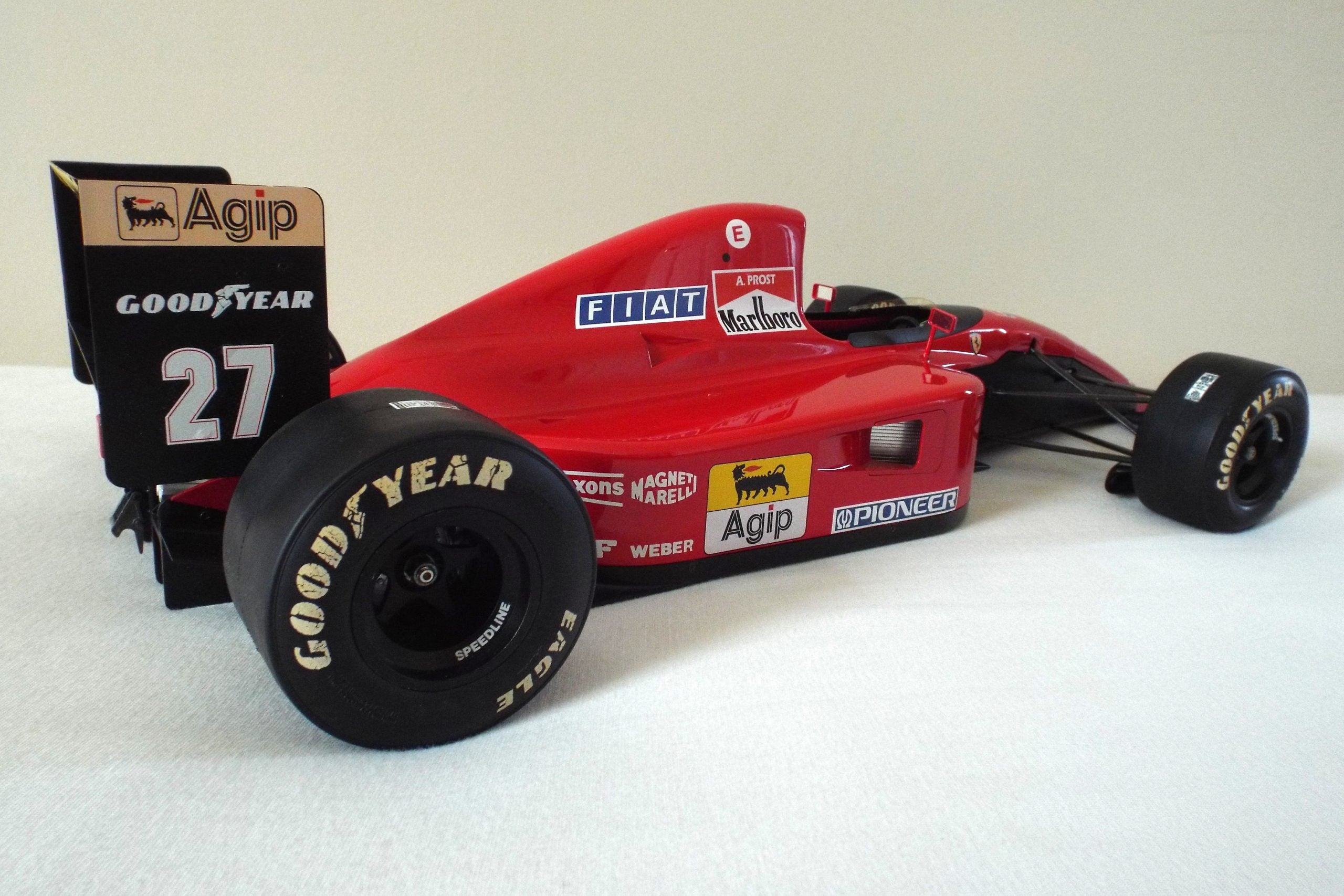 Rosso escala 1:8 Ferrari 643