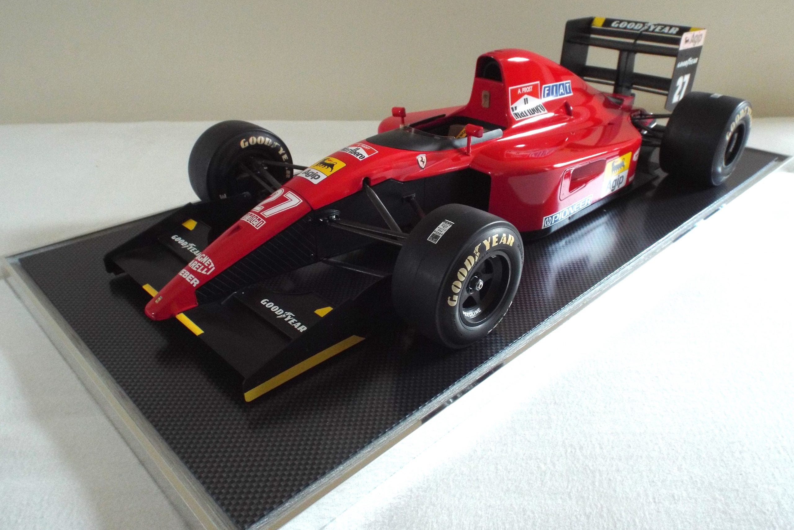 Rosso escala 1:8 Ferrari 643