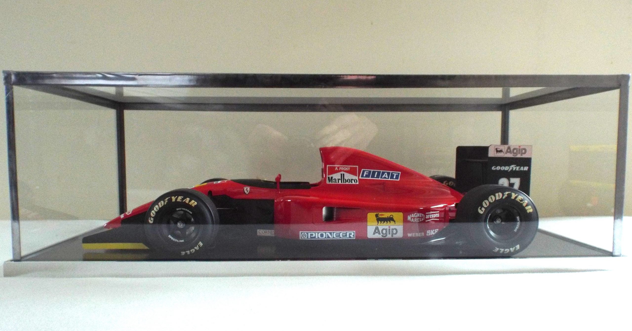 Rosso escala 1:8 Ferrari 643